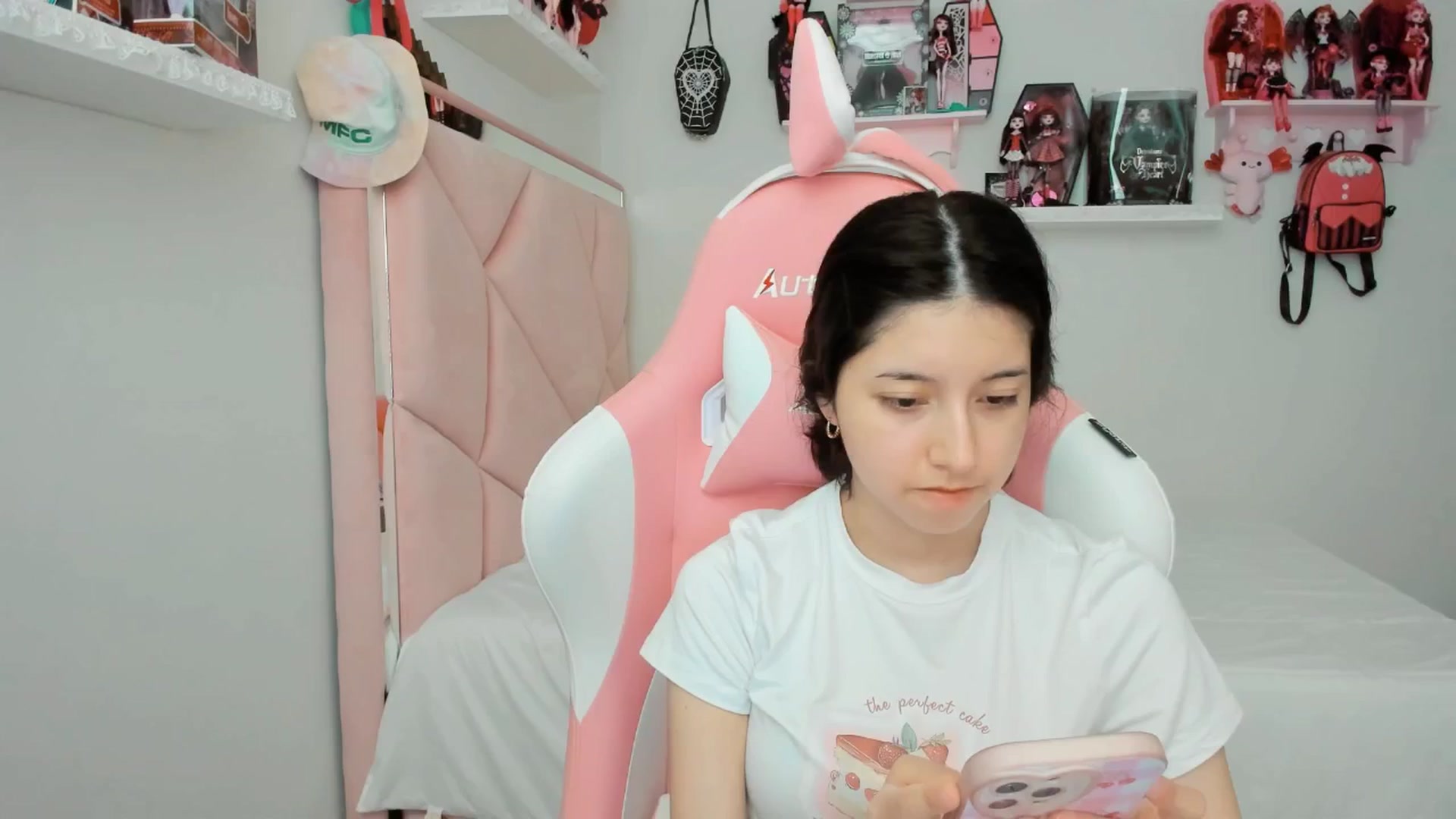 Gallery image thumbnail from Cherrycute666's myfreecams stream on, 03/09/2025, 24:07 image 14 of 20