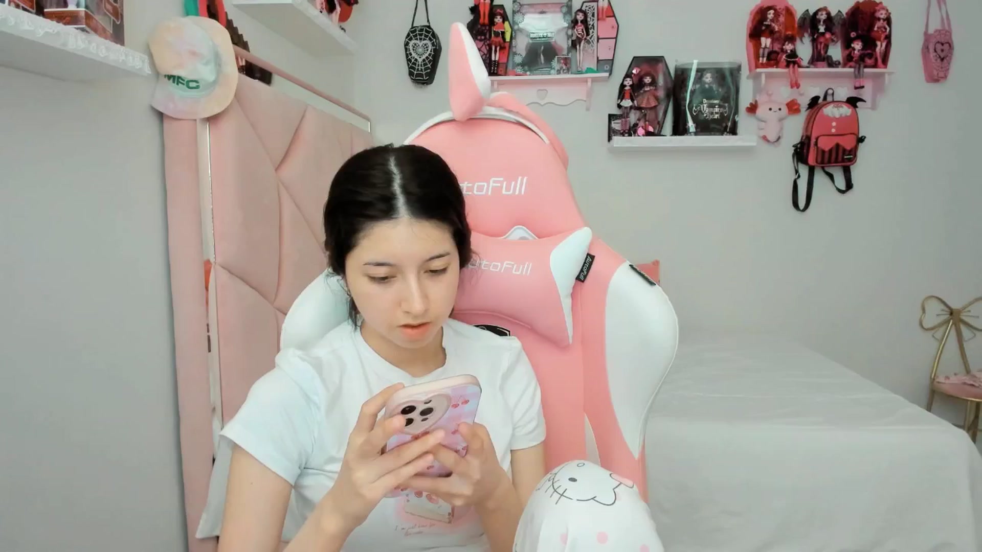 Gallery image thumbnail from Cherrycute666's myfreecams stream on, 03/09/2025, 24:07 image 18 of 20
