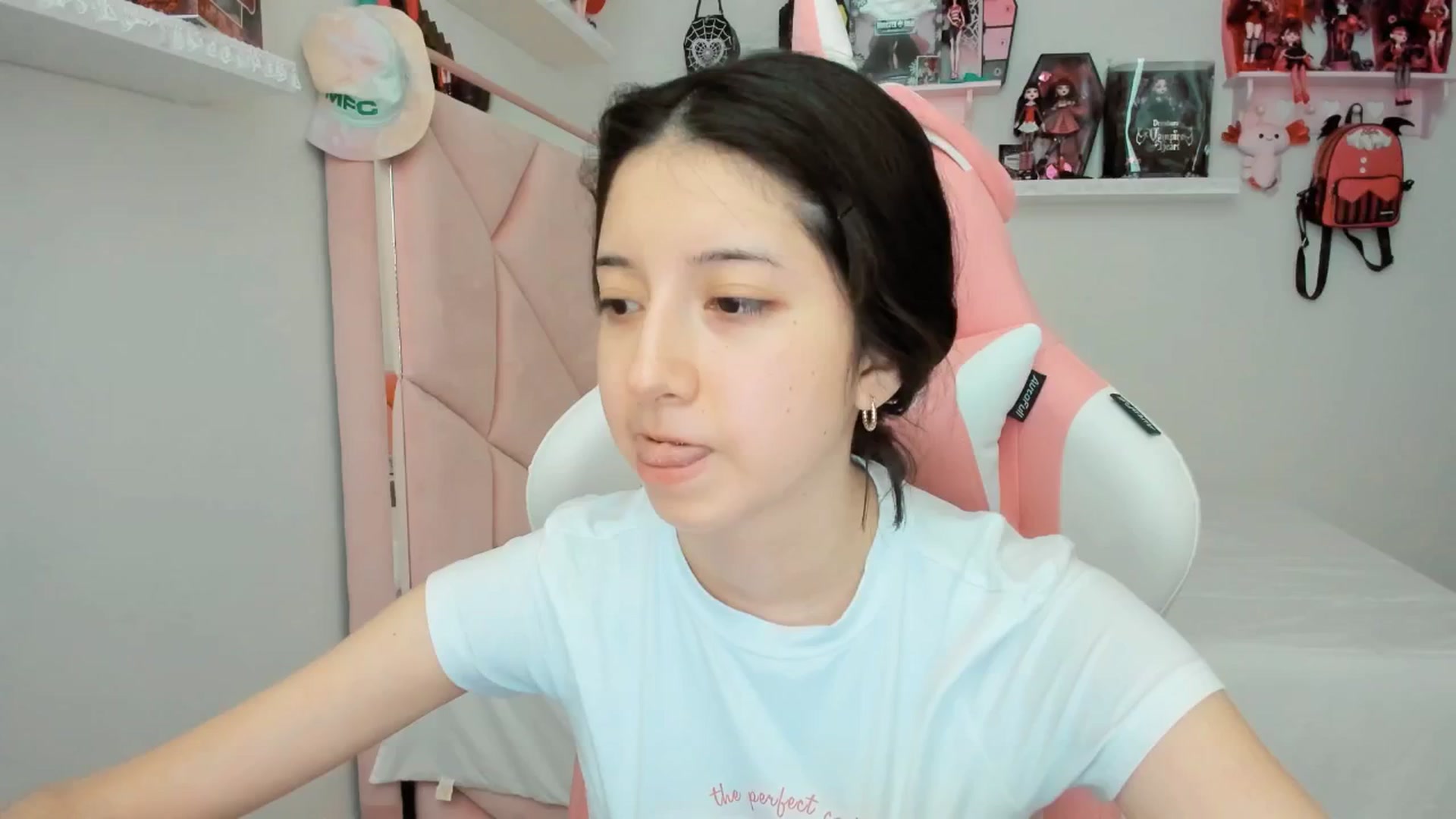 Gallery image thumbnail from Cherrycute666's myfreecams stream on, 03/09/2025, 24:07 image 17 of 20