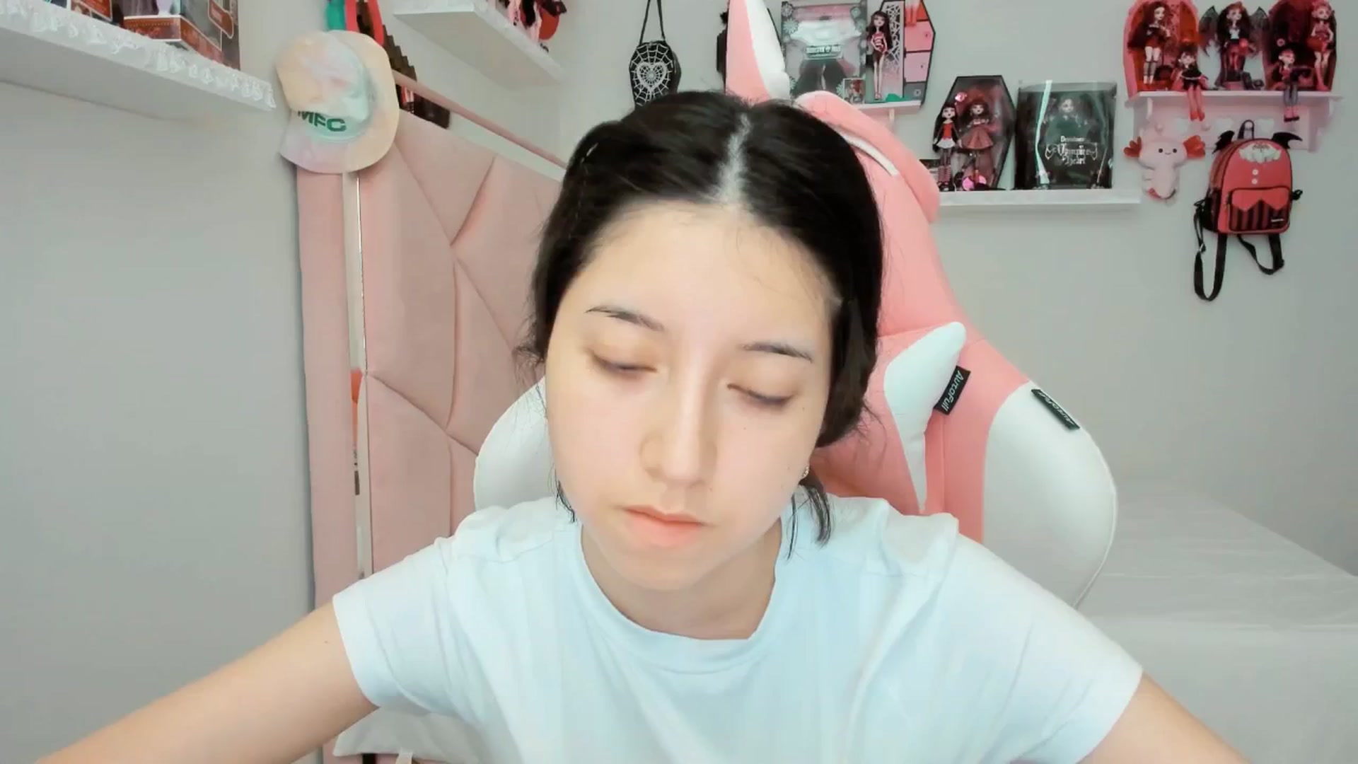 Gallery image thumbnail from Cherrycute666's myfreecams stream on, 03/09/2025, 24:07 image 16 of 20