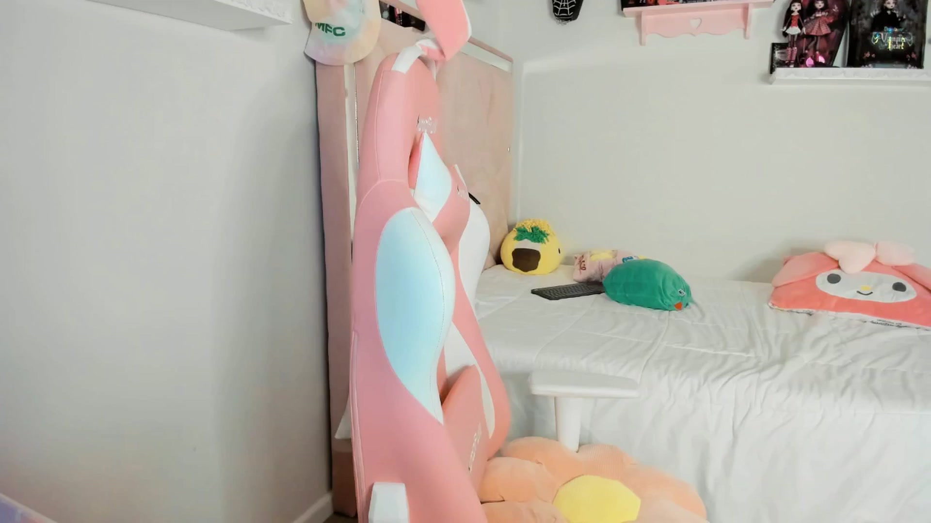 Gallery image thumbnail from Cherrycute666's myfreecams stream on, 03/09/2025, 05:07 image 4 of 20