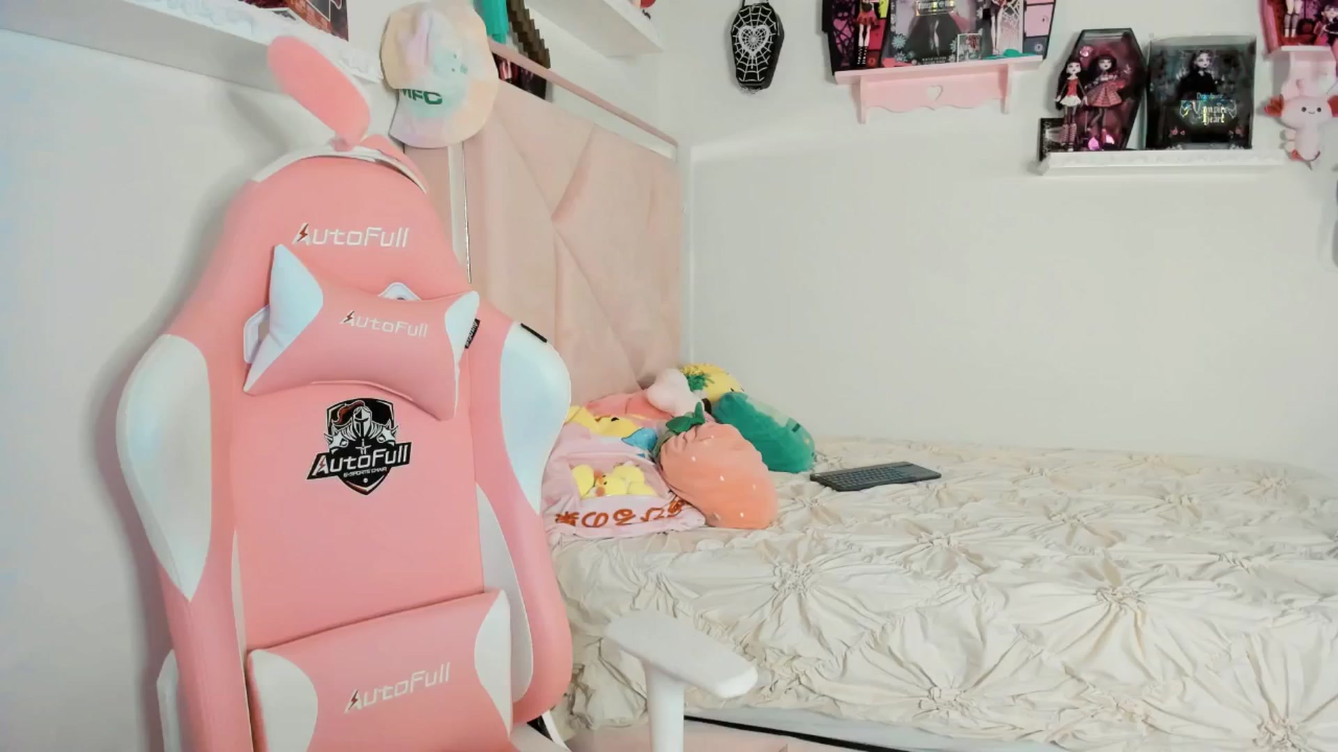 Gallery image thumbnail from Cherrycute666's myfreecams stream on, 03/12/2025, 08:39 image 14 of 20