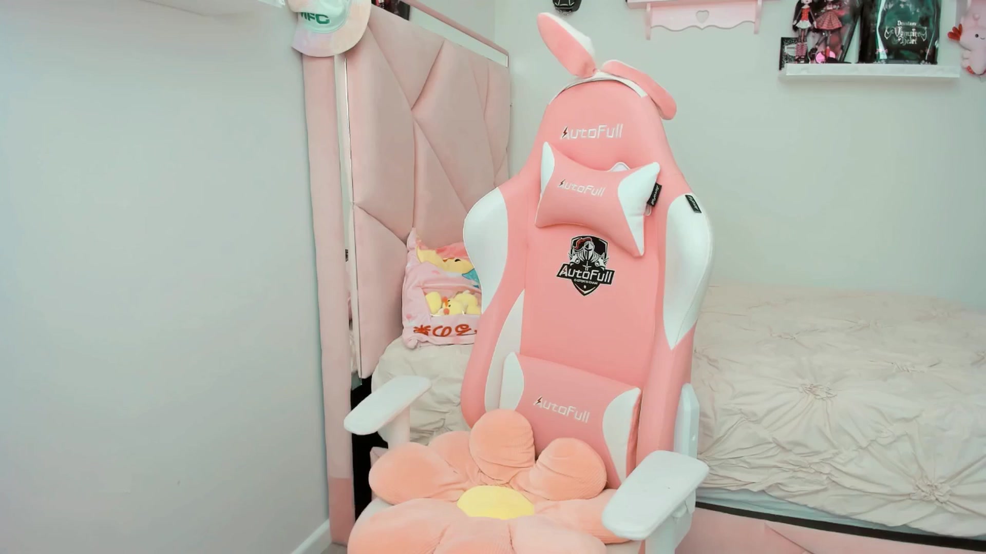 Gallery image thumbnail from Cherrycute666's myfreecams stream on, 03/12/2025, 21:04 image 14 of 20