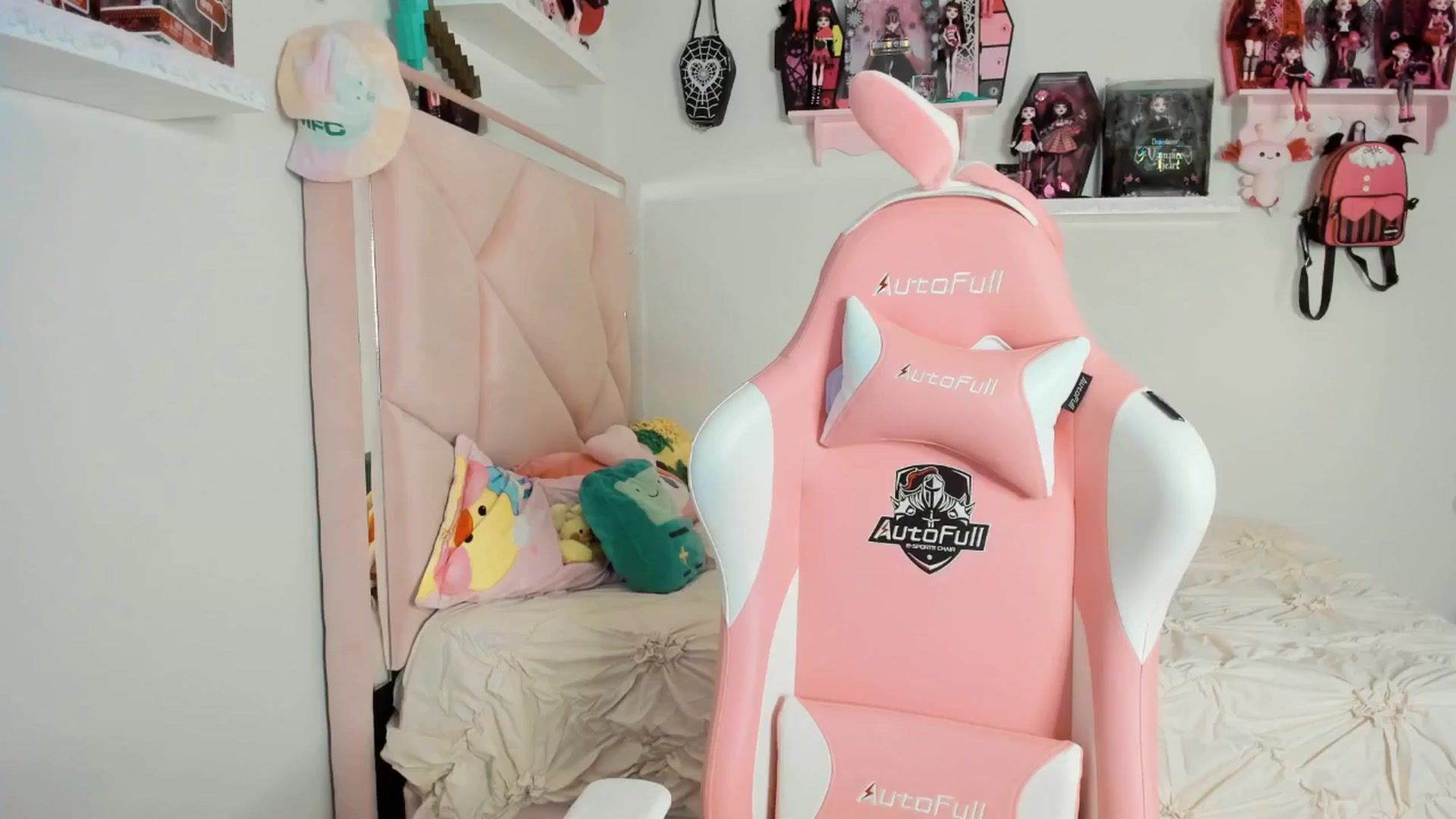 Gallery image thumbnail from Cherrycute666's myfreecams stream on, 03/13/2025, 02:50 image 8 of 20
