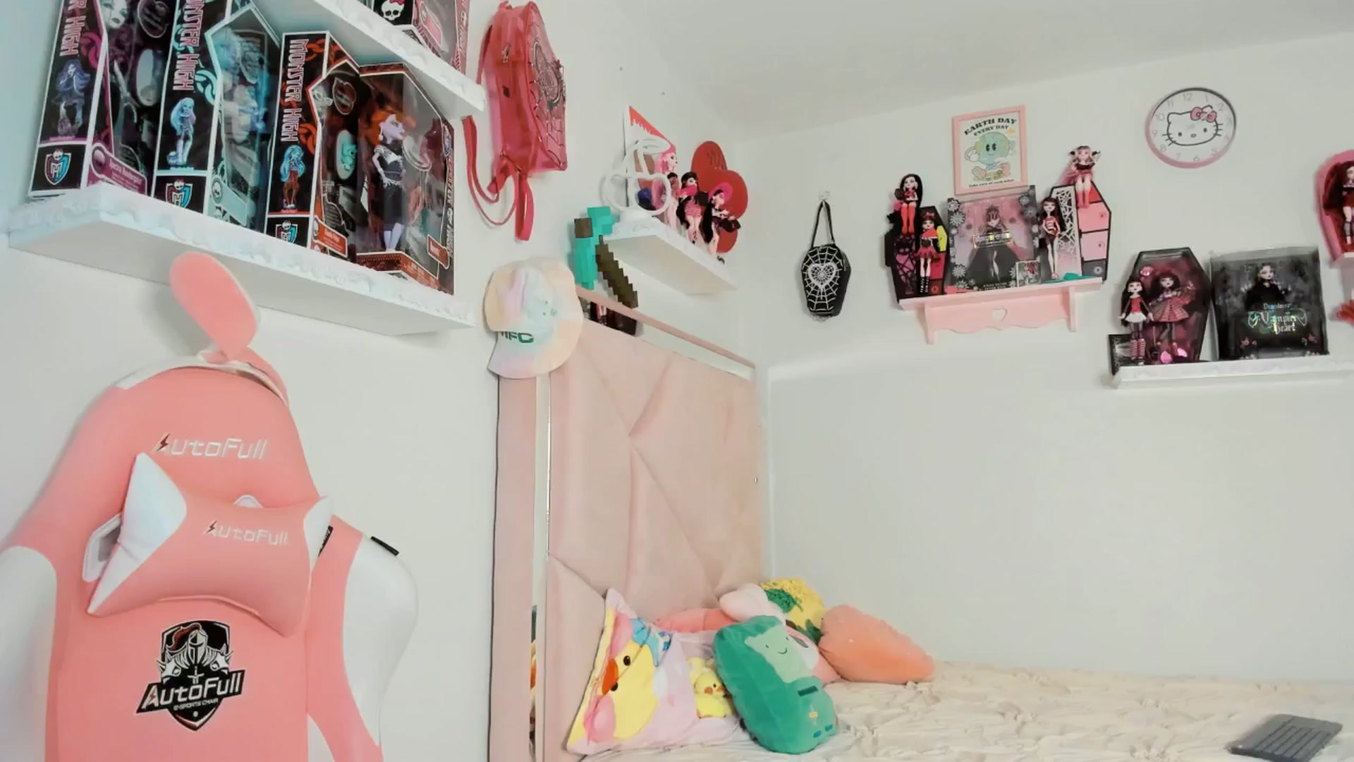 Gallery image thumbnail from Cherrycute666's myfreecams stream on, 03/13/2025, 02:50 image 2 of 20