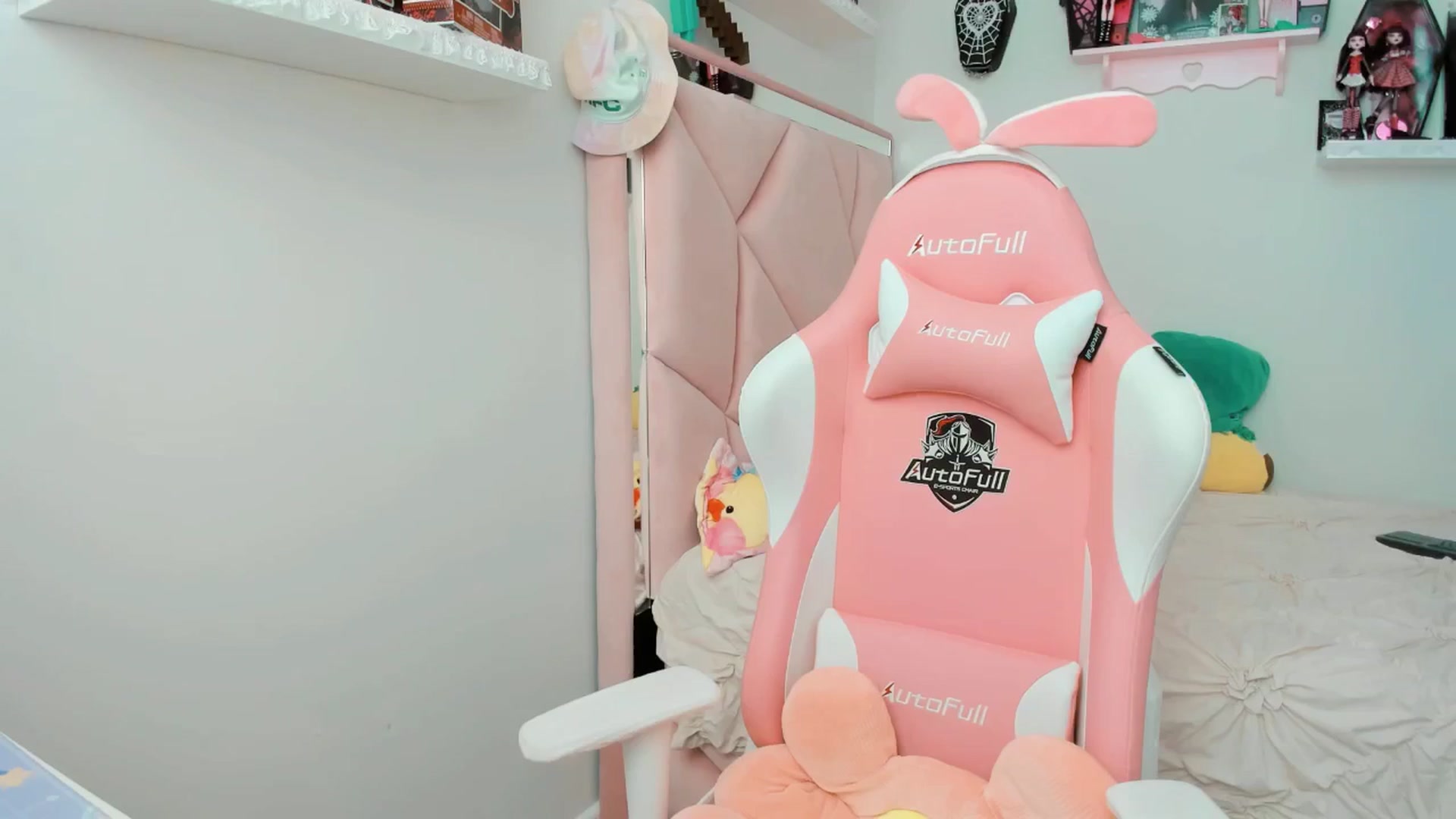 Gallery image thumbnail from Cherrycute666's myfreecams stream on, 03/13/2025, 20:08 image 13 of 20