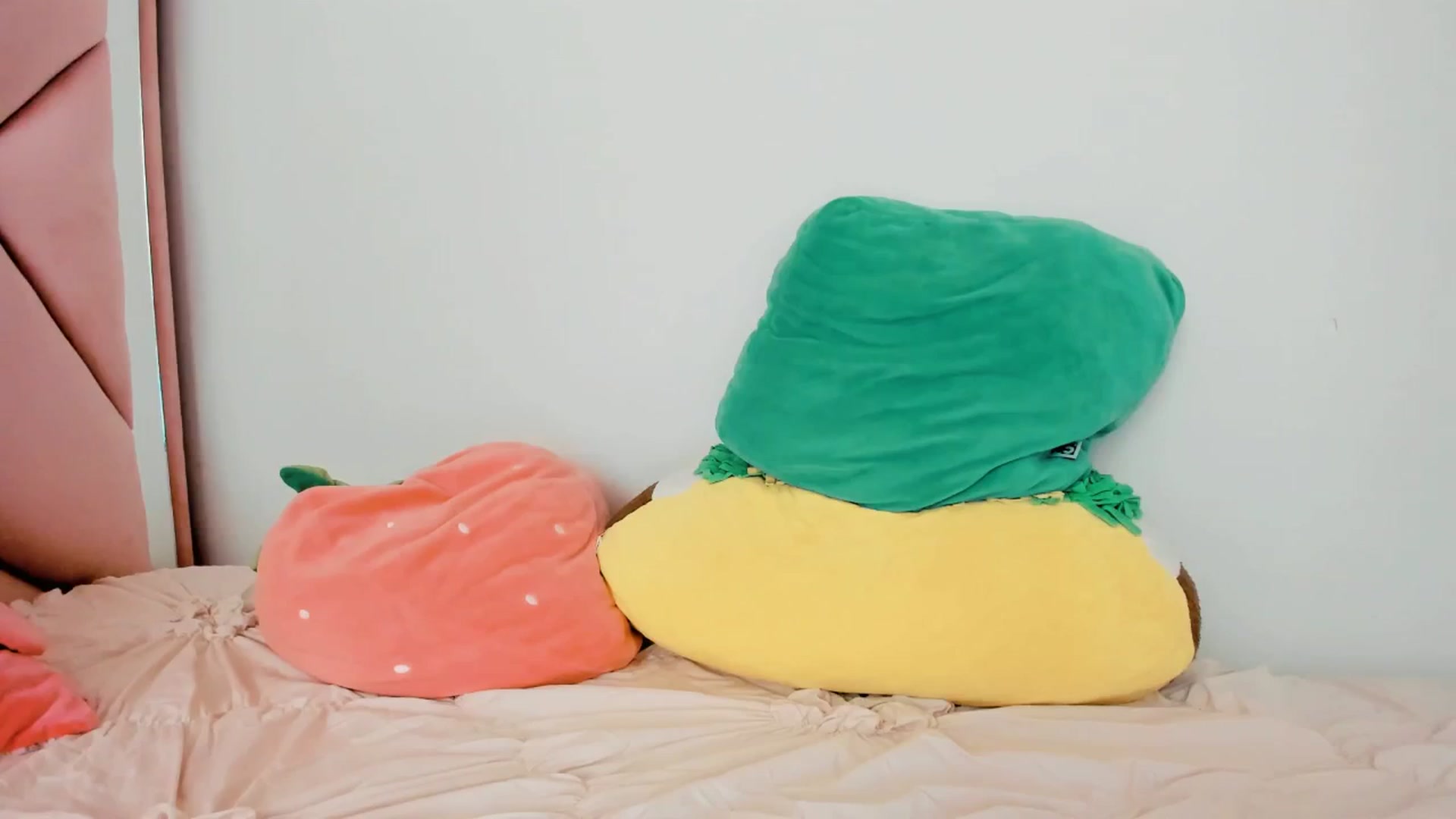 Gallery image thumbnail from Cherrycute666's myfreecams stream on, 03/13/2025, 23:51 image 18 of 20