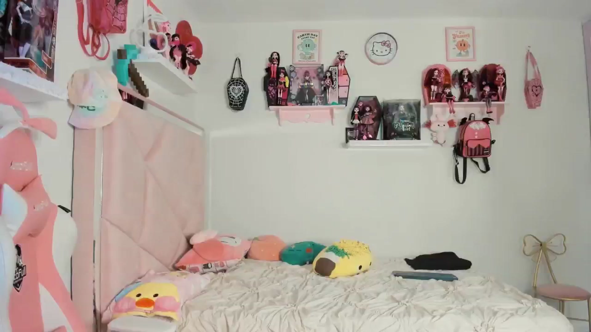 Gallery image thumbnail from Cherrycute666's myfreecams stream on, 03/14/2025, 07:57 image 12 of 20