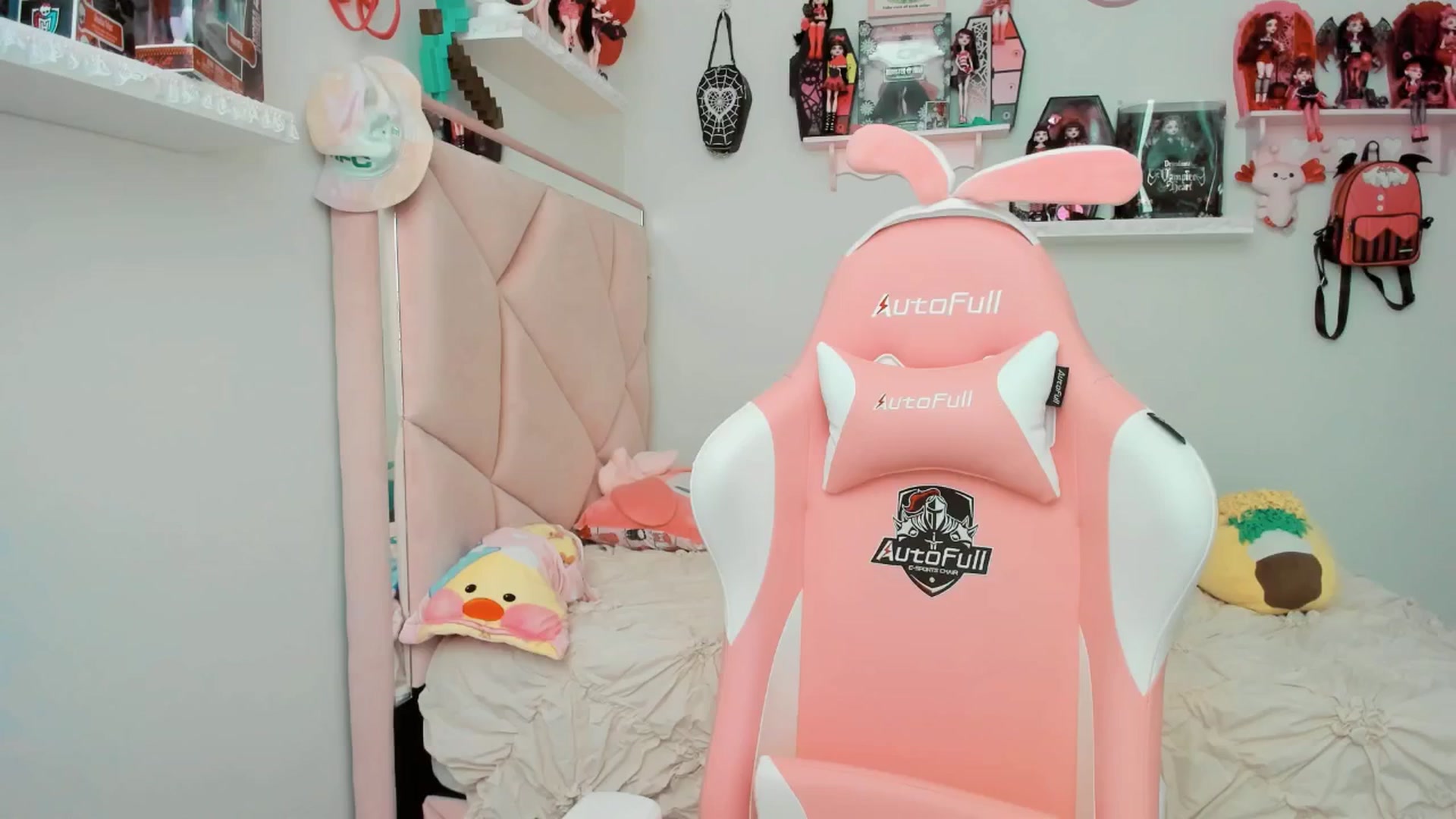 Gallery image thumbnail from Cherrycute666's myfreecams stream on, 03/14/2025, 23:48 image 17 of 20