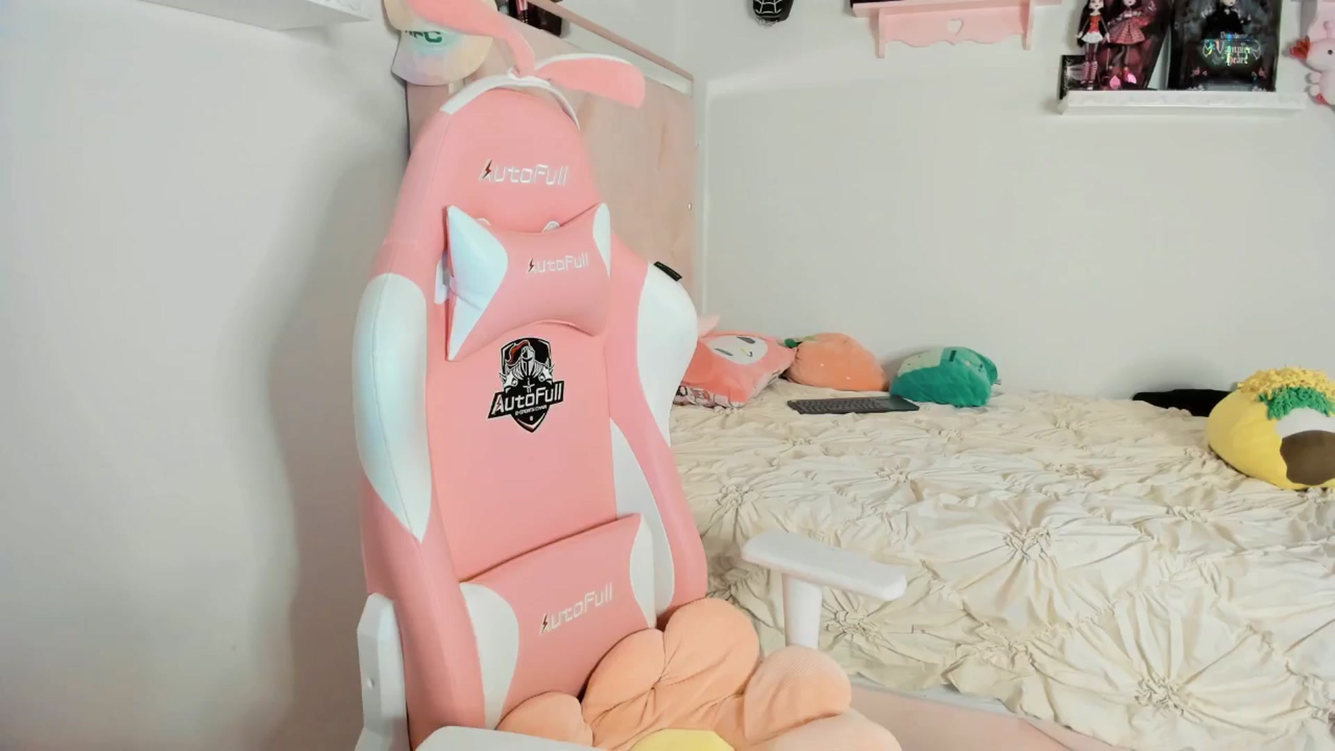 Gallery image thumbnail from Cherrycute666's myfreecams stream on, 03/15/2025, 02:24 image 17 of 20
