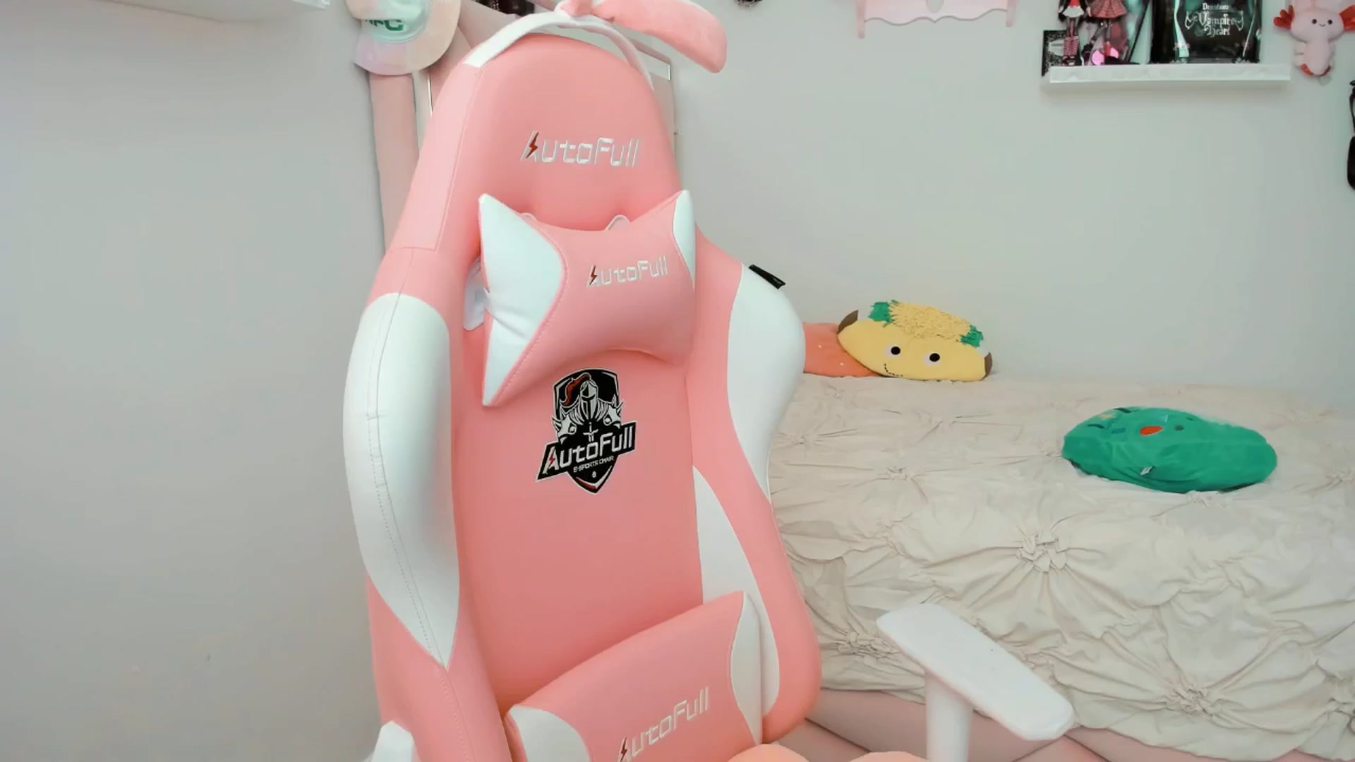 Gallery image thumbnail from Cherrycute666's myfreecams stream on, 03/16/2025, 22:44 image 12 of 20