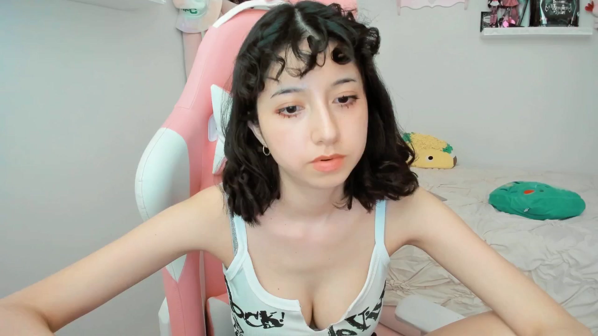 Gallery image thumbnail from Cherrycute666's myfreecams stream on, 03/17/2025, 24:02 image 13 of 20