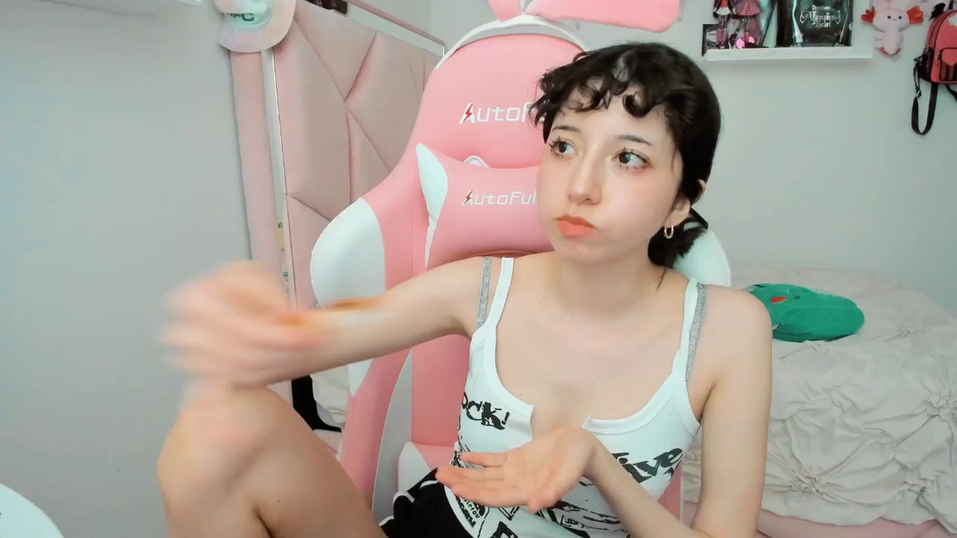 Gallery image thumbnail from Cherrycute666's myfreecams stream on, 03/17/2025, 24:02 image 10 of 20