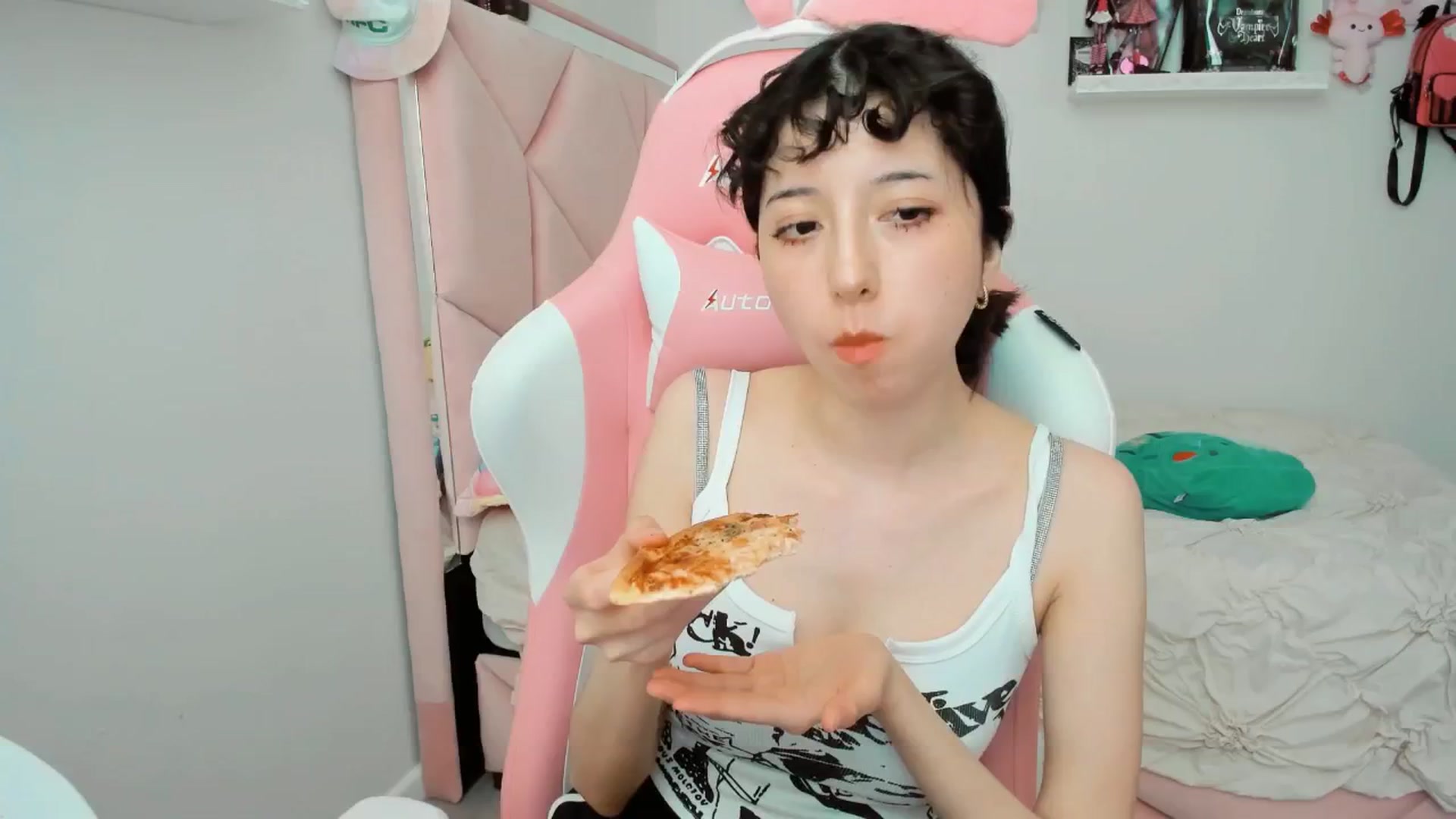 Gallery image thumbnail from Cherrycute666's myfreecams stream on, 03/17/2025, 24:02 image 9 of 20