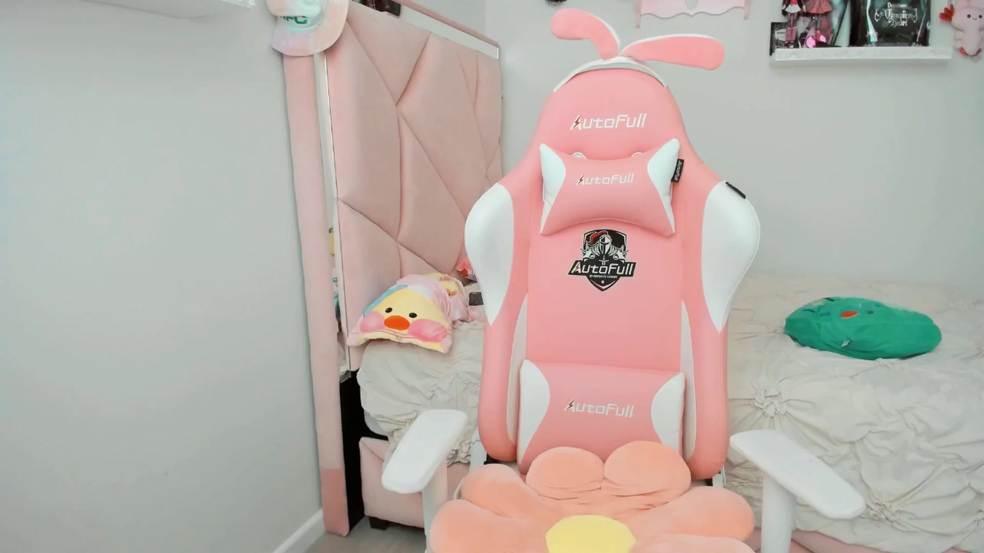 Gallery image thumbnail from Cherrycute666's myfreecams stream on, 03/17/2025, 24:02 image 8 of 20