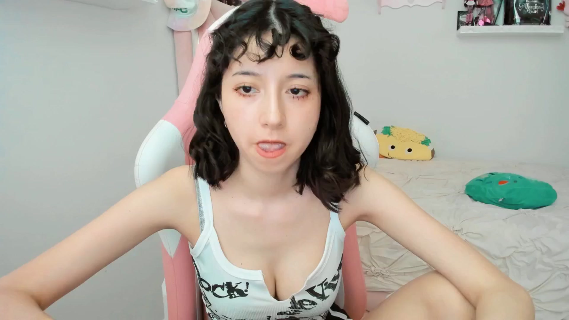 Gallery image thumbnail from Cherrycute666's myfreecams stream on, 03/17/2025, 24:02 image 12 of 20