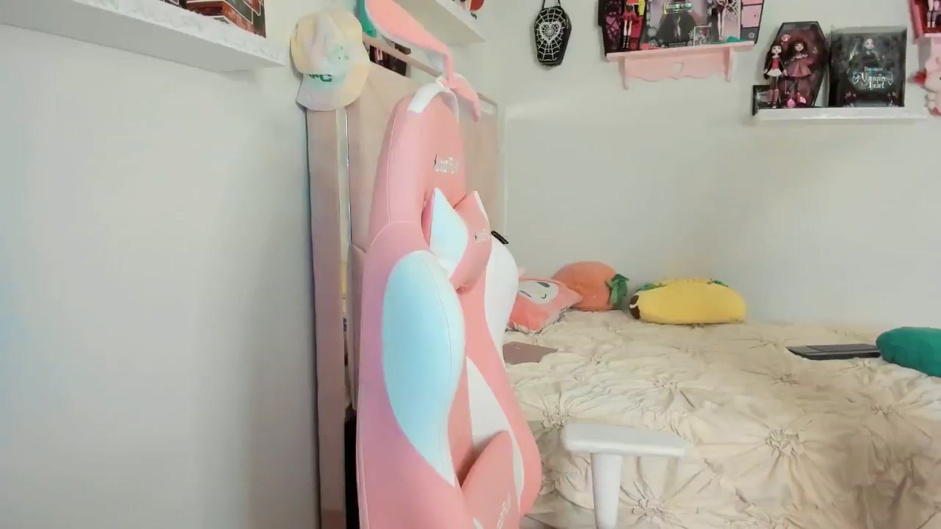 Gallery image thumbnail from Cherrycute666's myfreecams stream on, 03/17/2025, 07:46 image 15 of 20