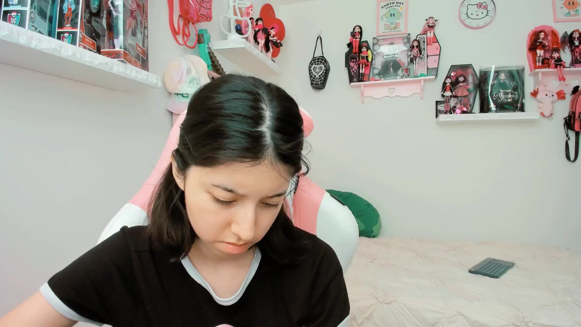 Gallery image thumbnail from Cherrycute666's myfreecams stream on, 03/19/2025, 21:05 image 19 of 20