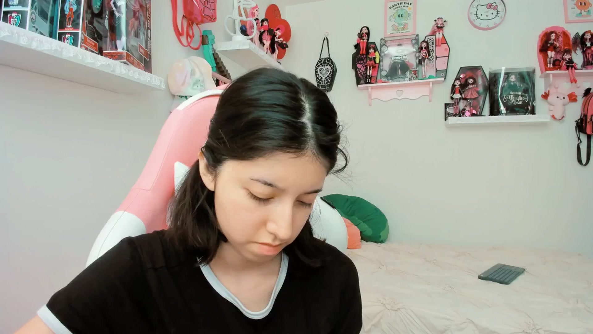 Gallery image thumbnail from Cherrycute666's myfreecams stream on, 03/19/2025, 21:05 image 18 of 20
