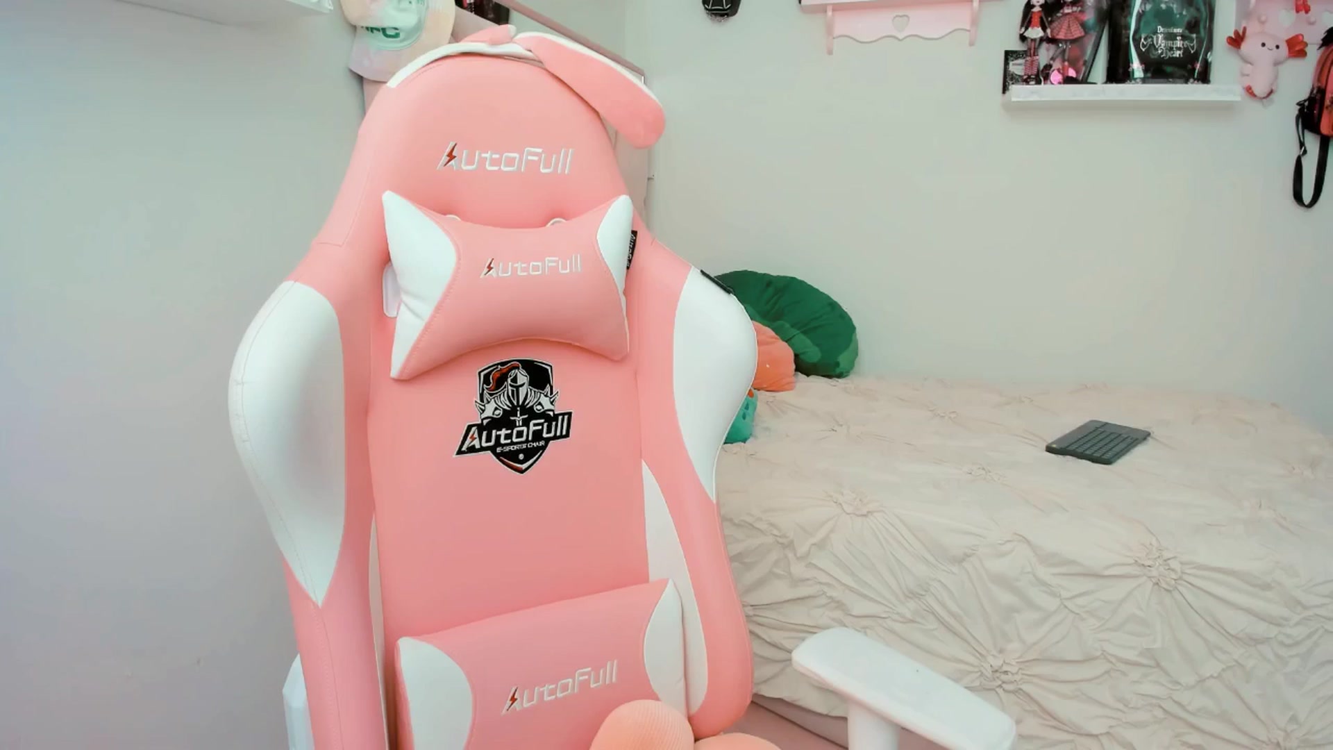 Gallery image thumbnail from Cherrycute666's myfreecams stream on, 03/19/2025, 21:05 image 13 of 20