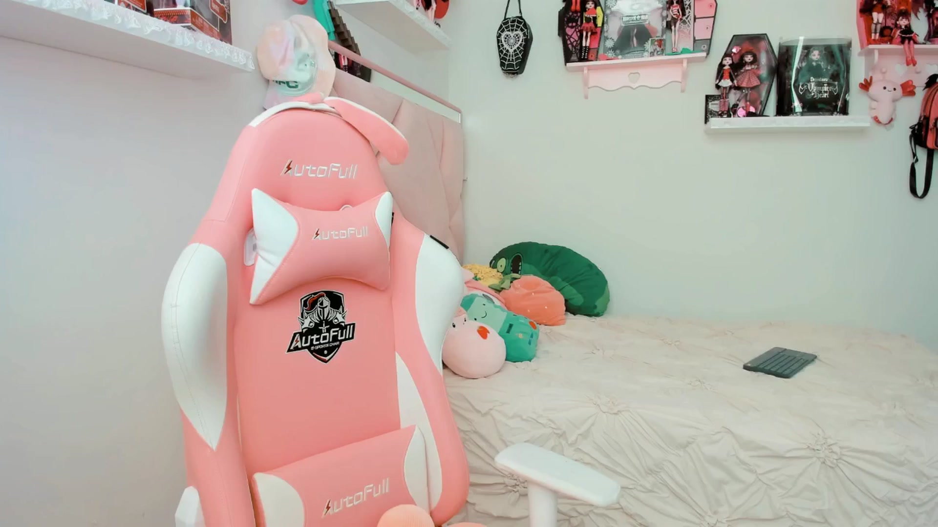Gallery image thumbnail from Cherrycute666's myfreecams stream on, 03/19/2025, 21:05 image 15 of 20