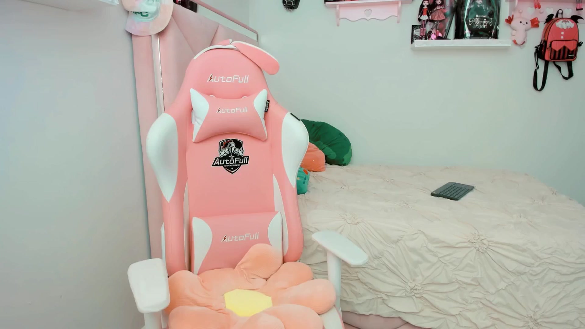 Gallery image thumbnail from Cherrycute666's myfreecams stream on, 03/19/2025, 21:05 image 9 of 20