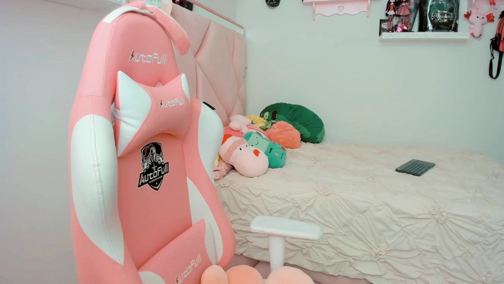 Gallery image thumbnail from Cherrycute666's myfreecams stream on, 03/19/2025, 21:05 image 14 of 20