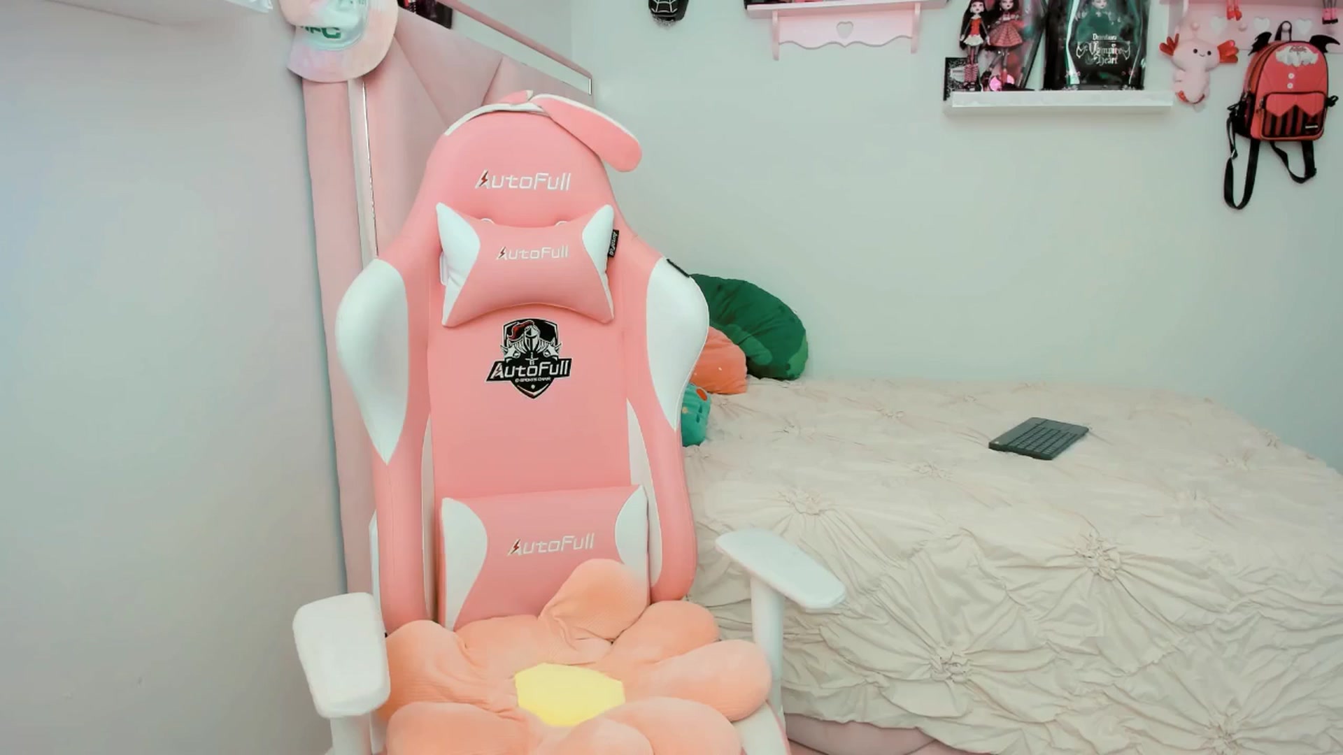 Gallery image thumbnail from Cherrycute666's myfreecams stream on, 03/19/2025, 21:05 image 10 of 20