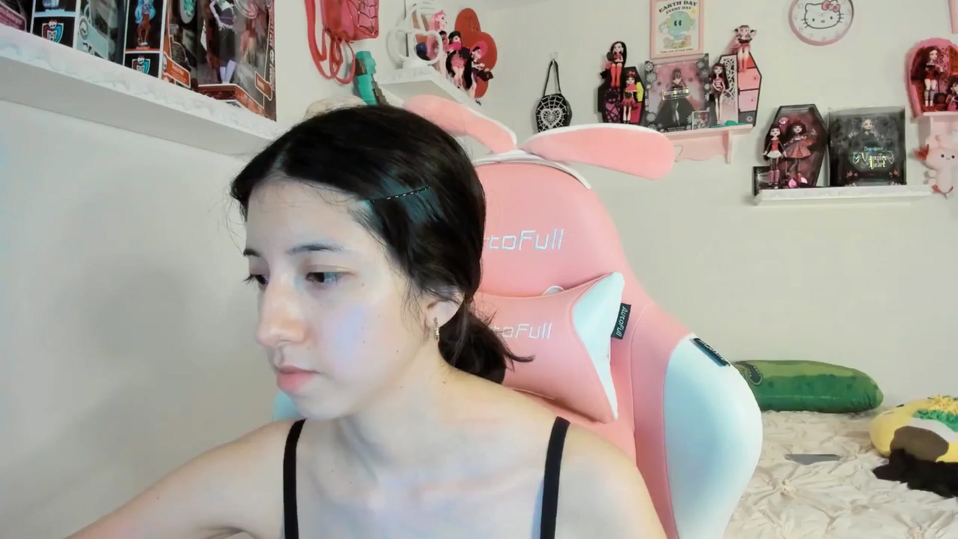 Gallery image thumbnail from Cherrycute666's myfreecams stream on, 03/21/2025, 07:15 image 13 of 20