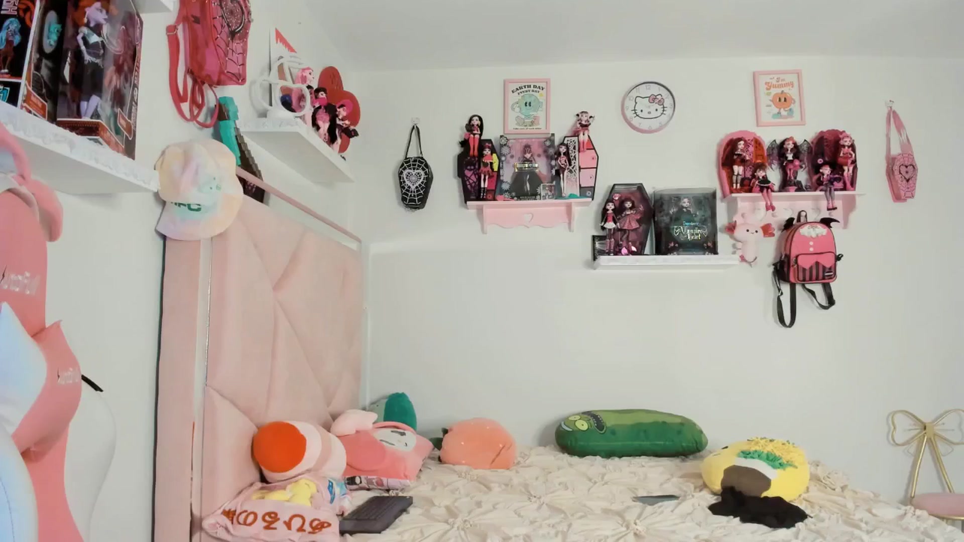 Gallery image thumbnail from Cherrycute666's myfreecams stream on, 03/21/2025, 07:15 image 10 of 20