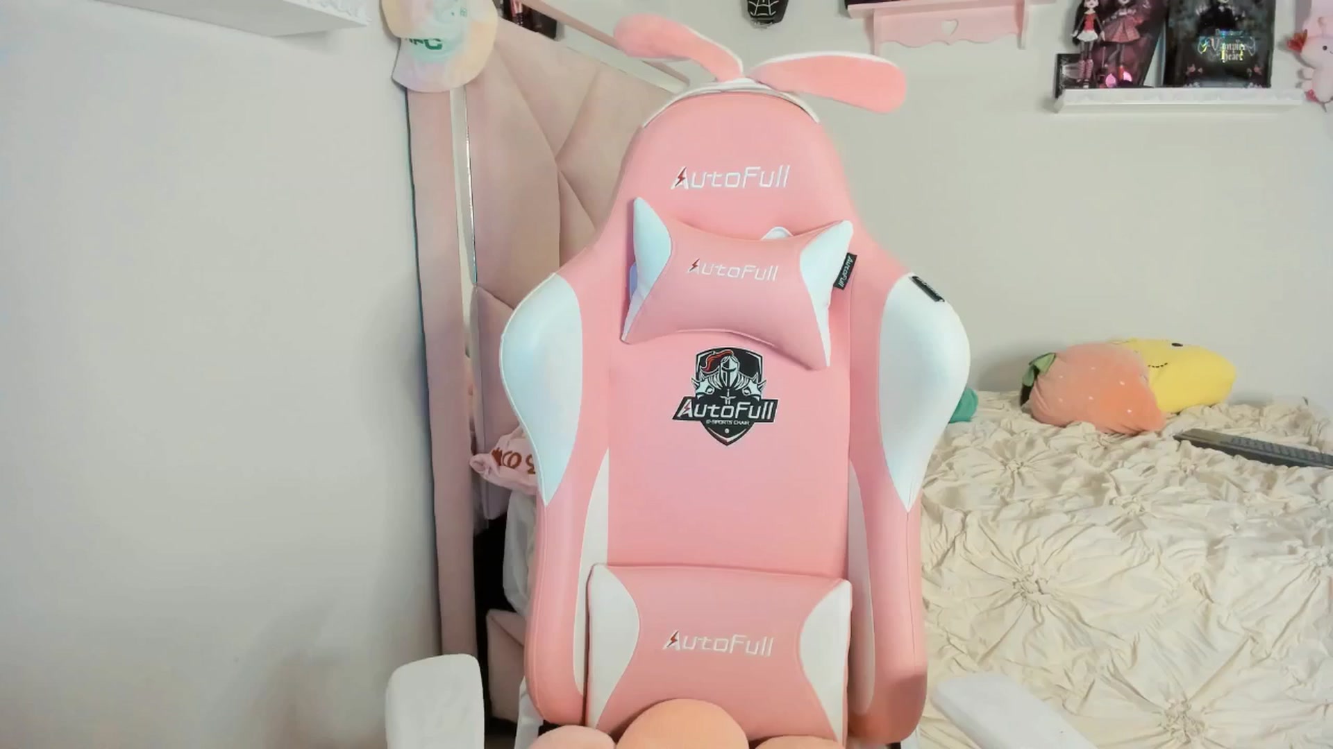 Gallery image thumbnail from Cherrycute666's myfreecams stream on, 03/22/2025, 02:54 image 14 of 20