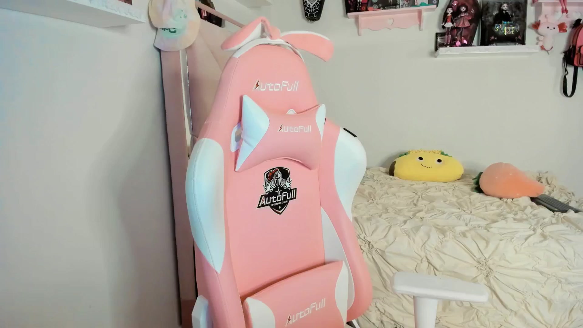 Gallery image thumbnail from Cherrycute666's myfreecams stream on, 03/22/2025, 06:12 image 6 of 20