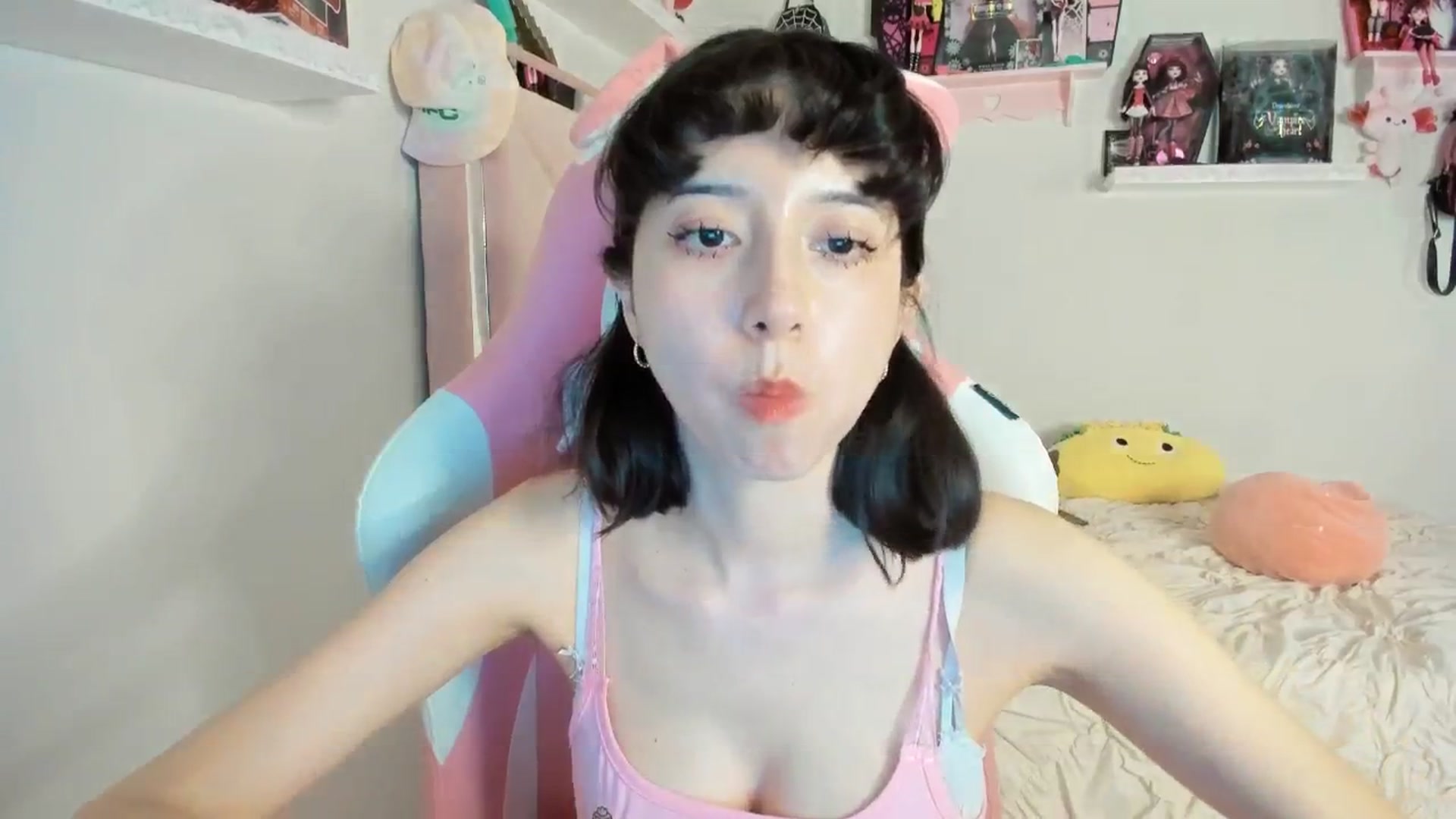 Gallery image thumbnail from Cherrycute666's myfreecams stream on, 03/22/2025, 09:26 image 2 of 20