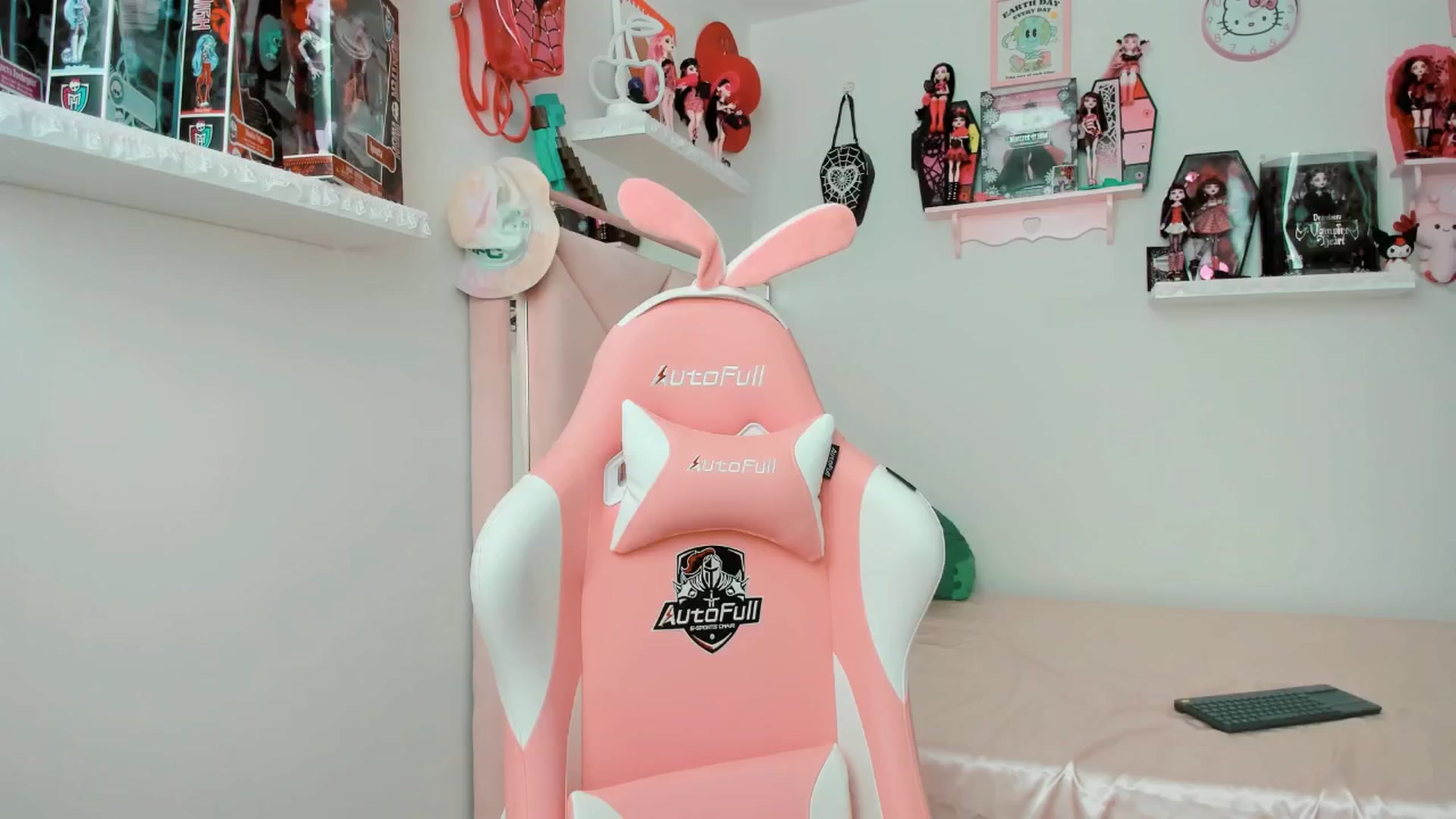 Gallery image thumbnail from Cherrycute666's myfreecams stream on, 03/26/2025, 19:30 image 18 of 20