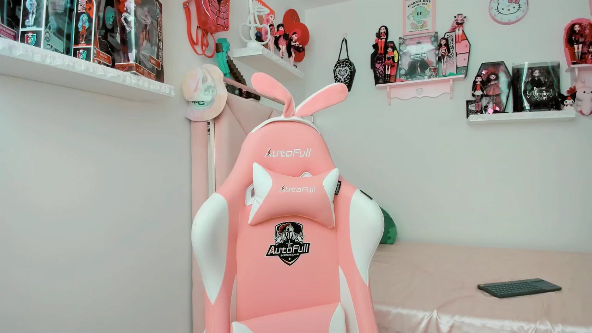 Gallery image thumbnail from Cherrycute666's myfreecams stream on, 03/26/2025, 19:30 image 20 of 20