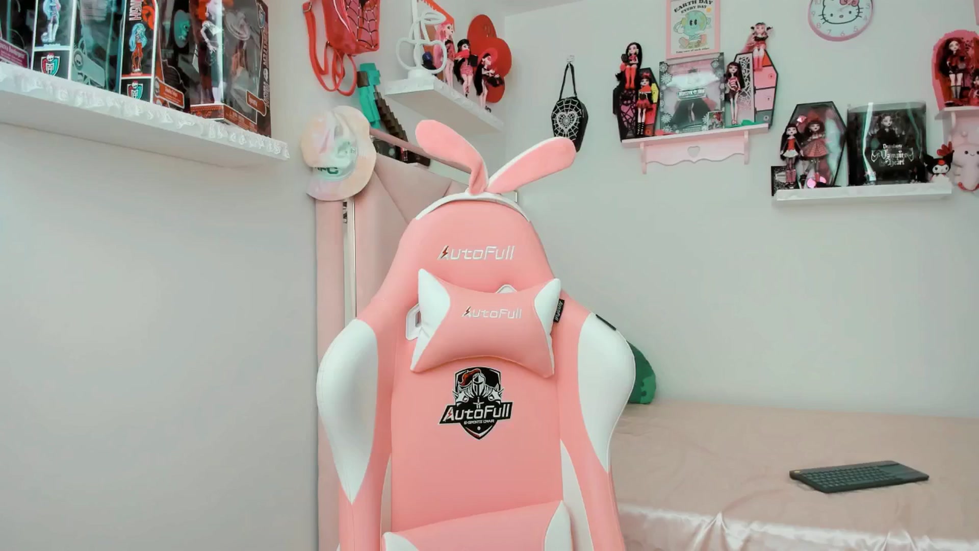 Gallery image thumbnail from Cherrycute666's myfreecams stream on, 03/26/2025, 19:30 image 19 of 20