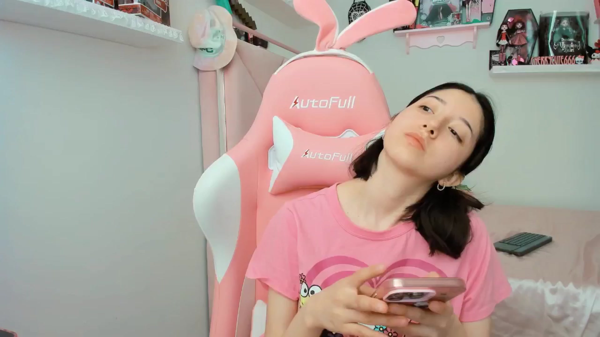 Gallery image thumbnail from Cherrycute666's myfreecams stream on, 03/31/2025, 17:40 image 16 of 20