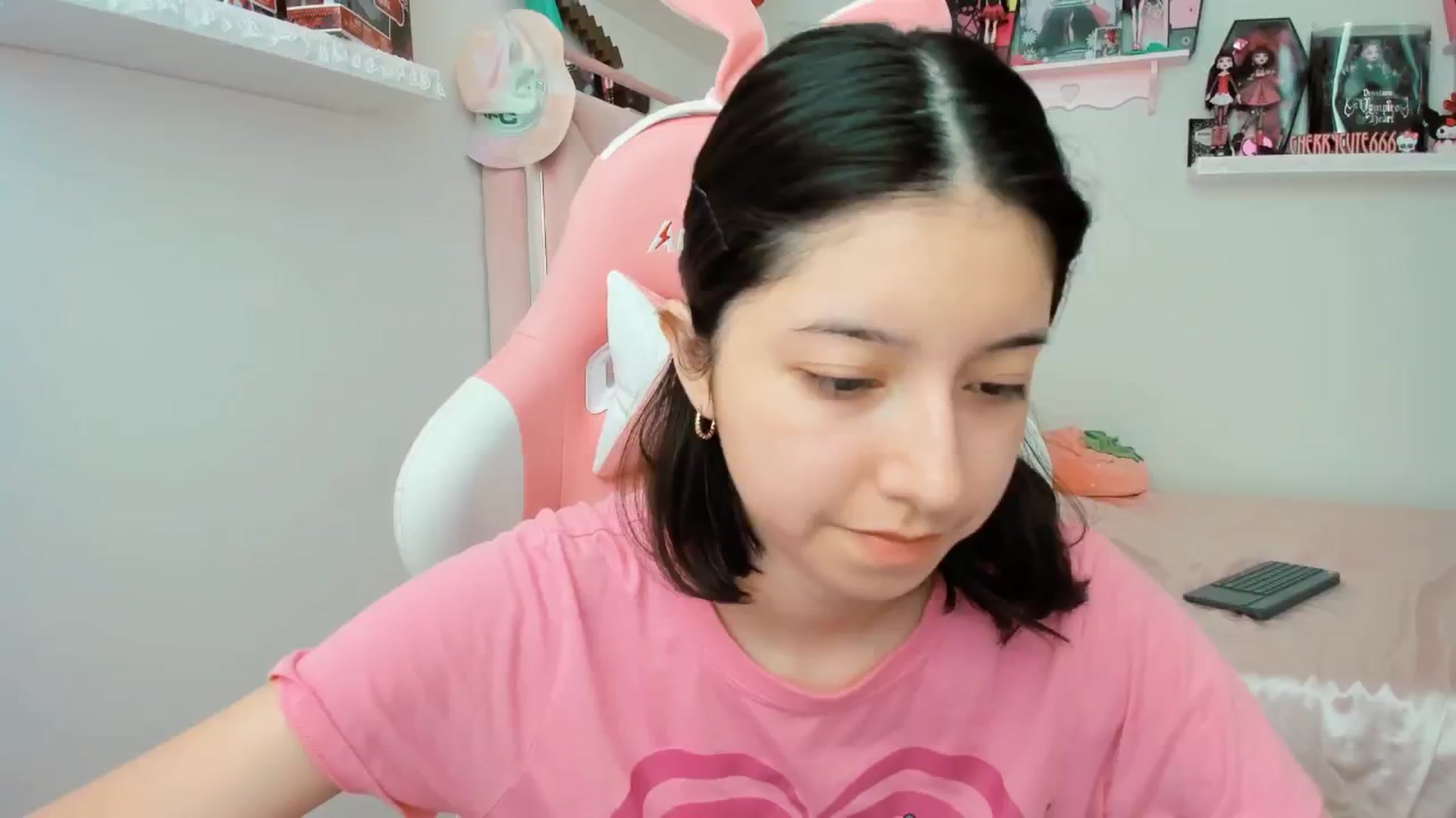 Gallery image thumbnail from Cherrycute666's myfreecams stream on, 03/31/2025, 17:40 image 13 of 20