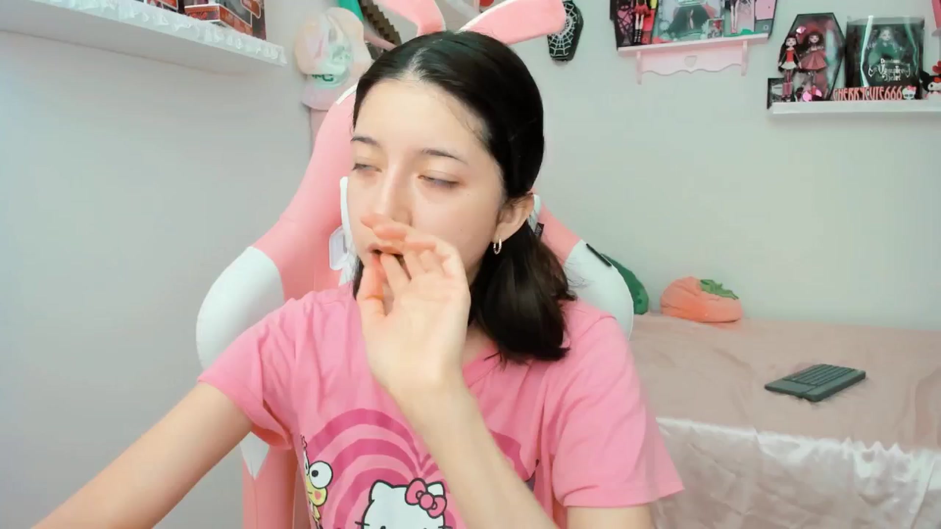 Gallery image thumbnail from Cherrycute666's myfreecams stream on, 03/31/2025, 17:40 image 6 of 20