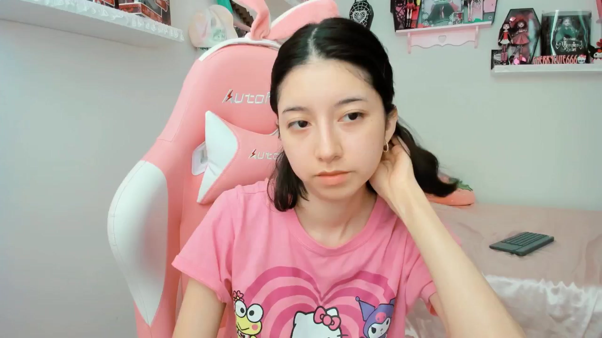 Gallery image thumbnail from Cherrycute666's myfreecams stream on, 03/31/2025, 17:40 image 7 of 20