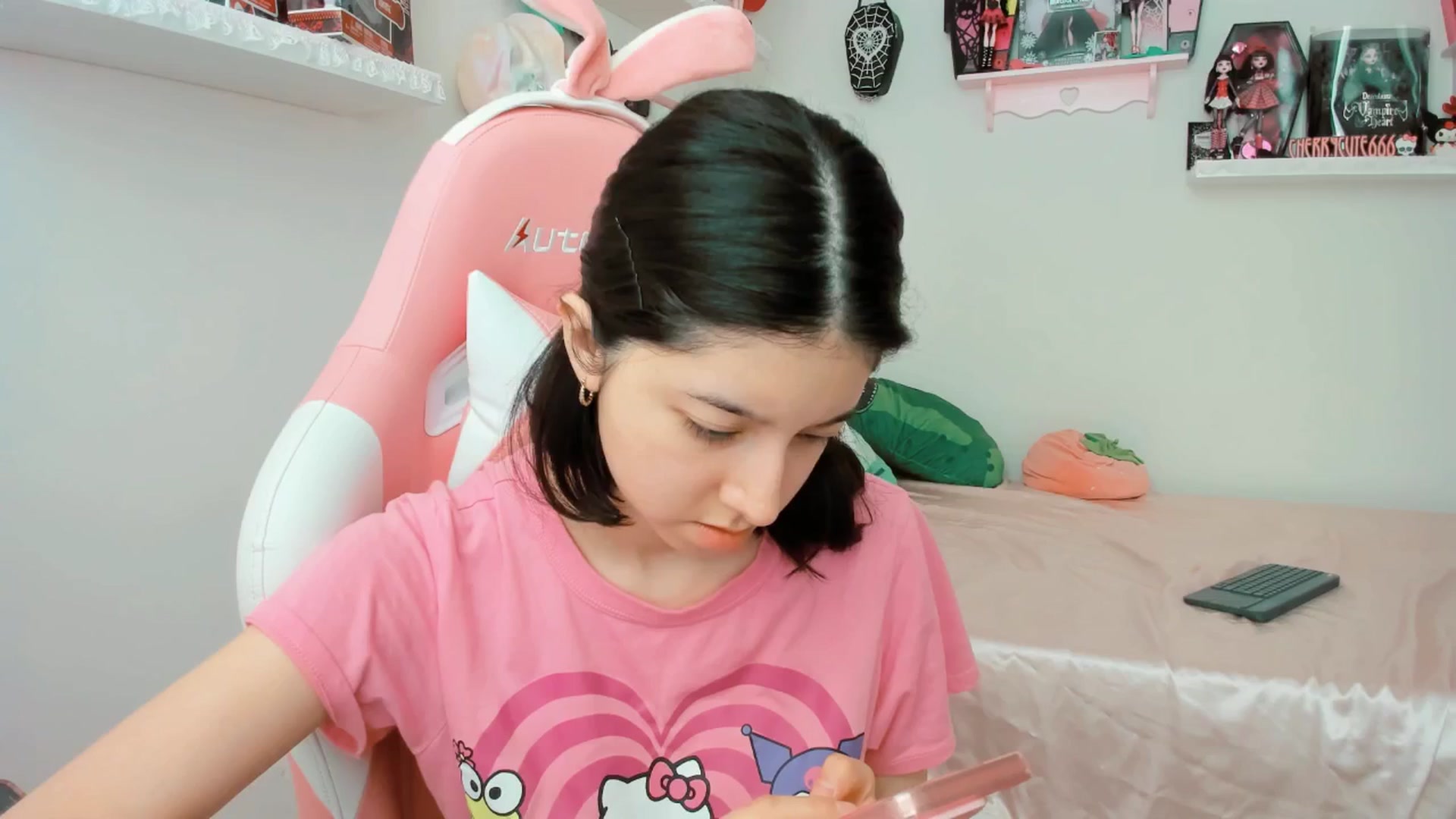 Gallery image thumbnail from Cherrycute666's myfreecams stream on, 03/31/2025, 17:40 image 8 of 20