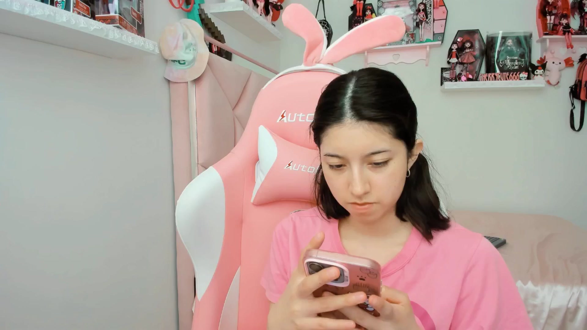 Gallery image thumbnail from Cherrycute666's myfreecams stream on, 03/31/2025, 19:55 image 12 of 20