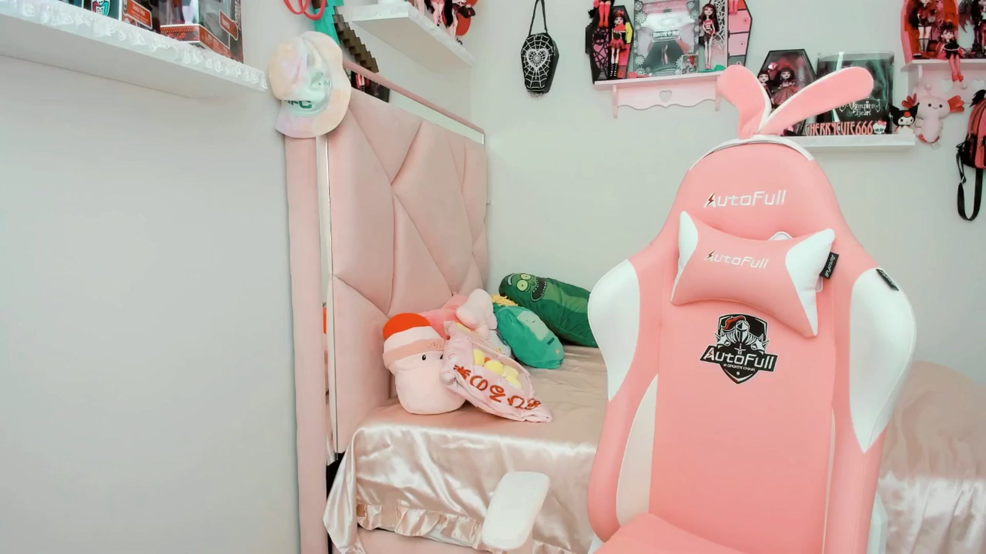 Gallery image thumbnail from Cherrycute666's myfreecams stream on, 03/31/2025, 19:55 image 13 of 20
