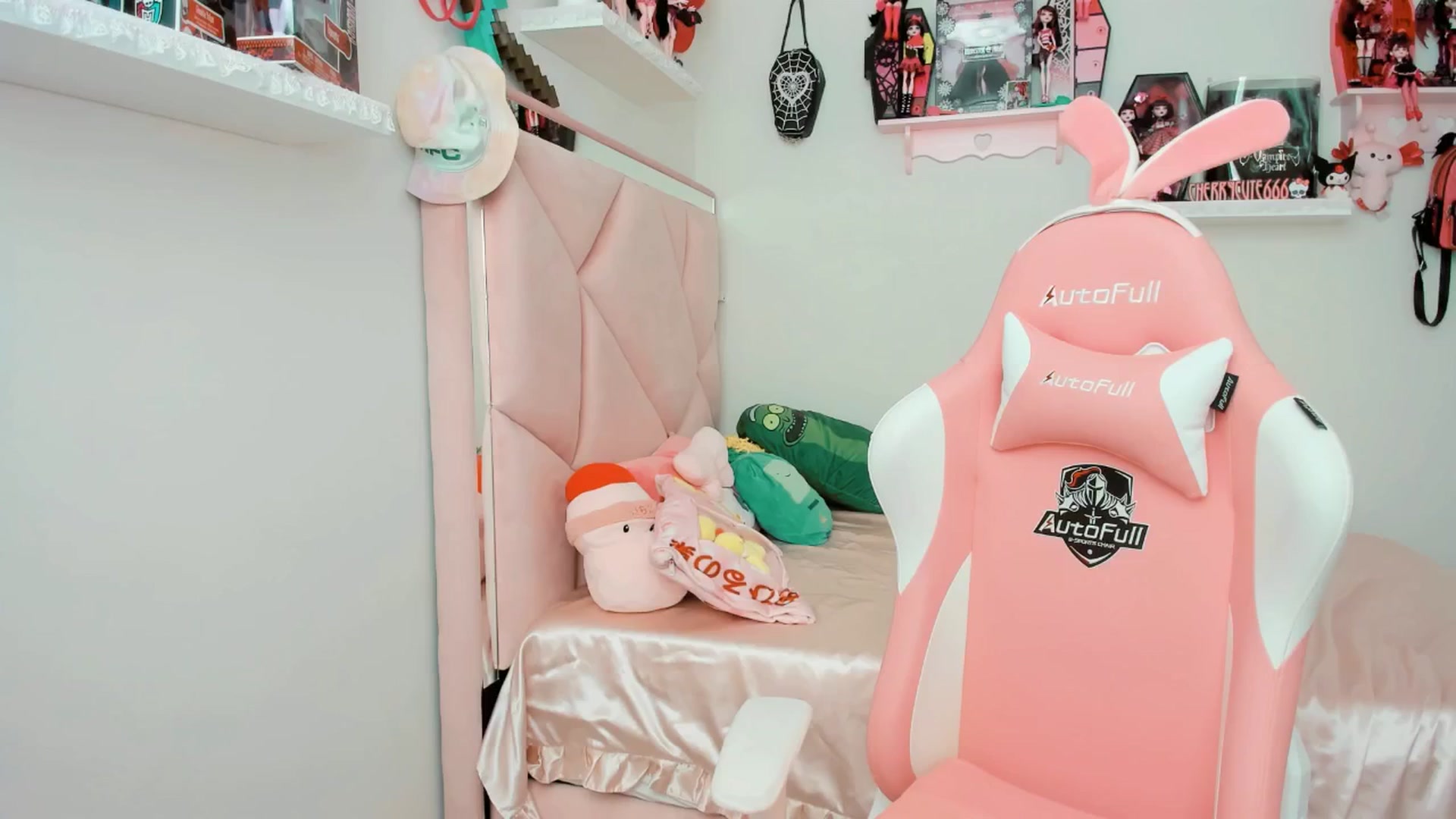 Gallery image thumbnail from Cherrycute666's myfreecams stream on, 03/31/2025, 19:55 image 14 of 20