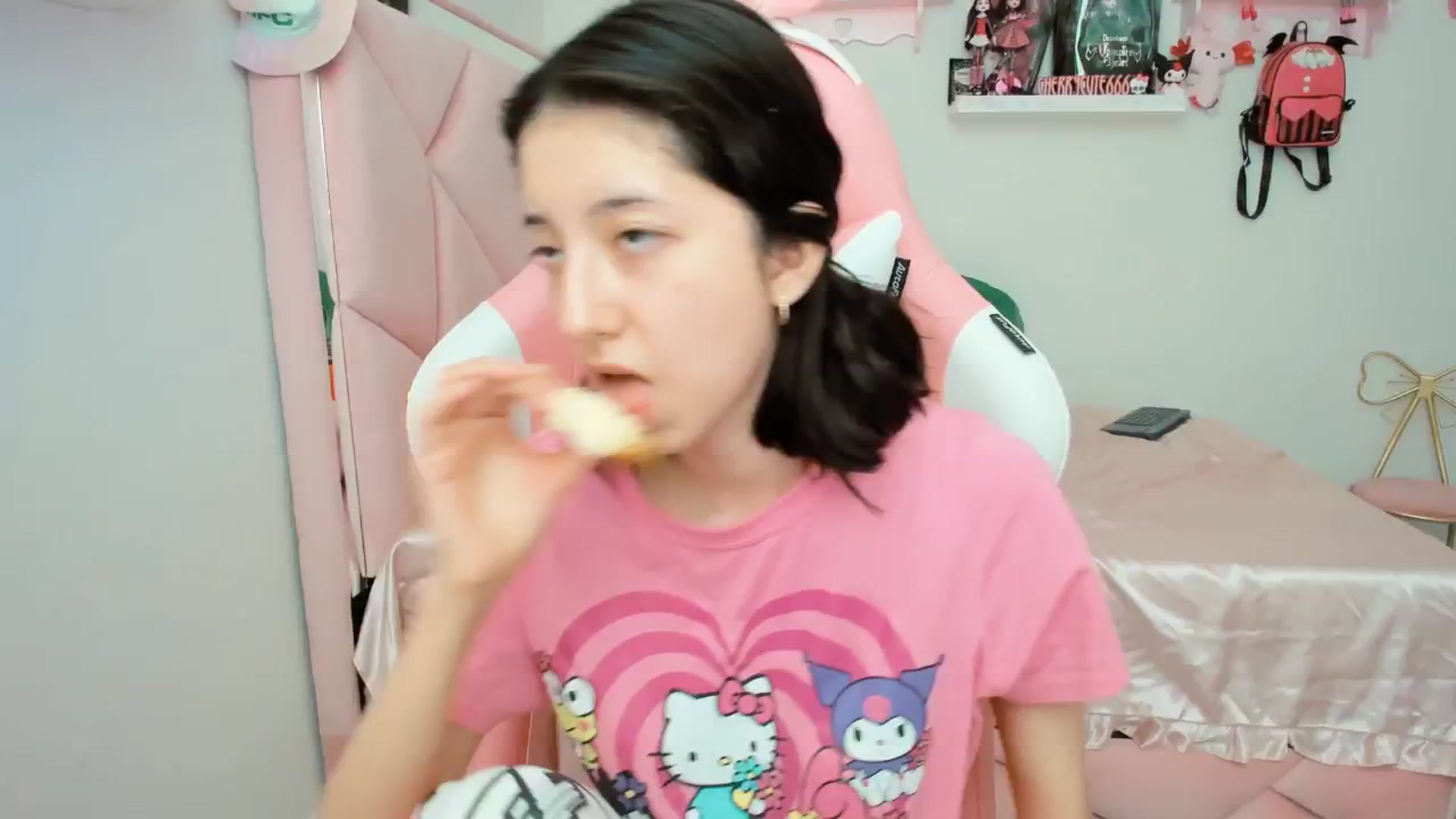Gallery image thumbnail from Cherrycute666's myfreecams stream on, 03/31/2025, 21:29 image 7 of 20