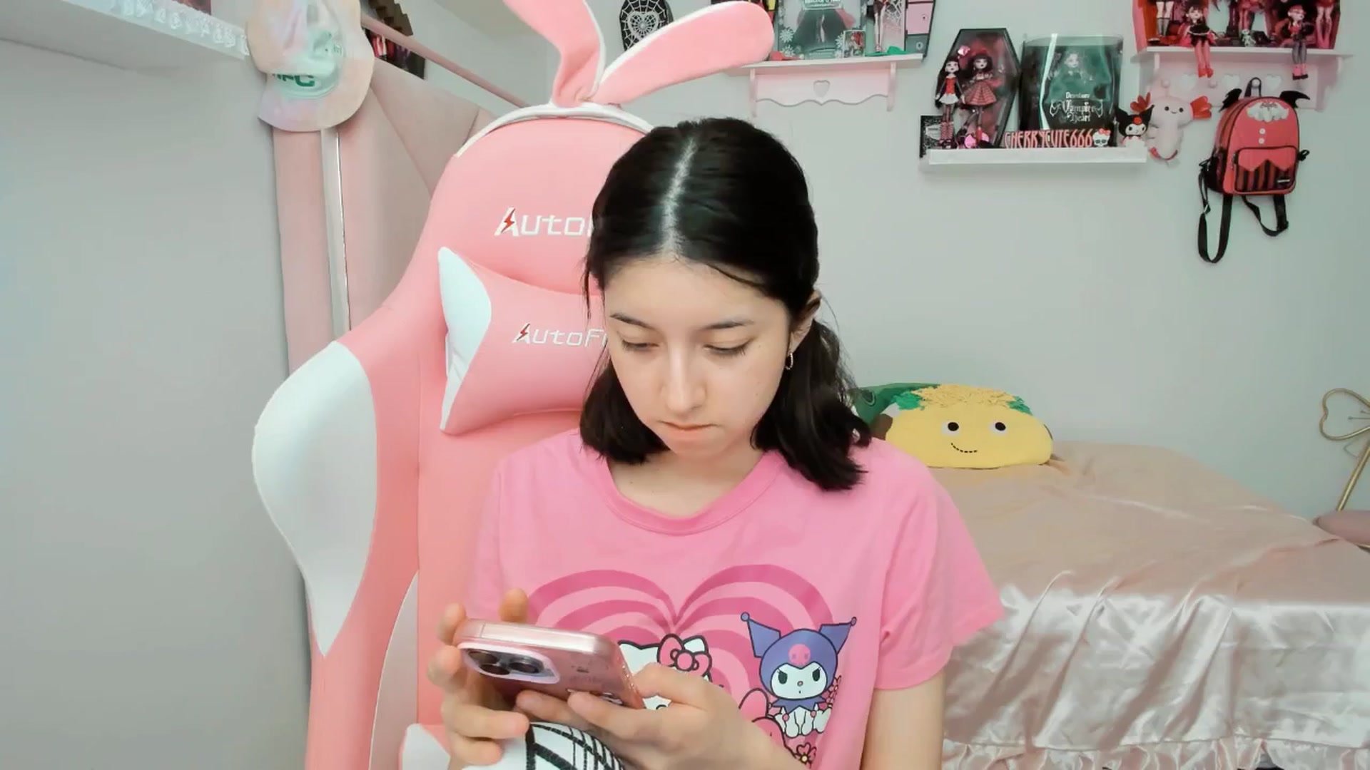 Gallery image thumbnail from Cherrycute666's myfreecams stream on, 03/31/2025, 22:32 image 5 of 20