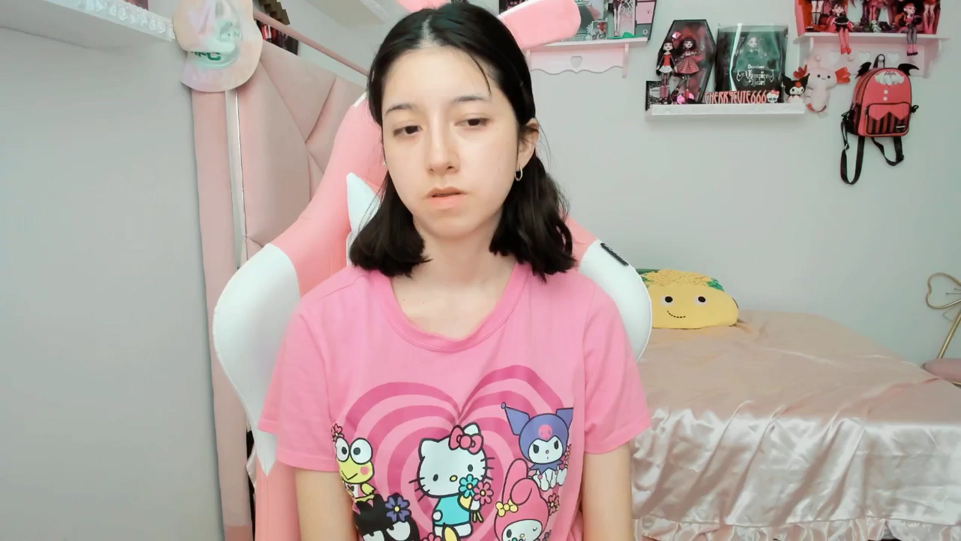 Gallery image thumbnail from Cherrycute666's myfreecams stream on, 03/31/2025, 22:32 image 17 of 20