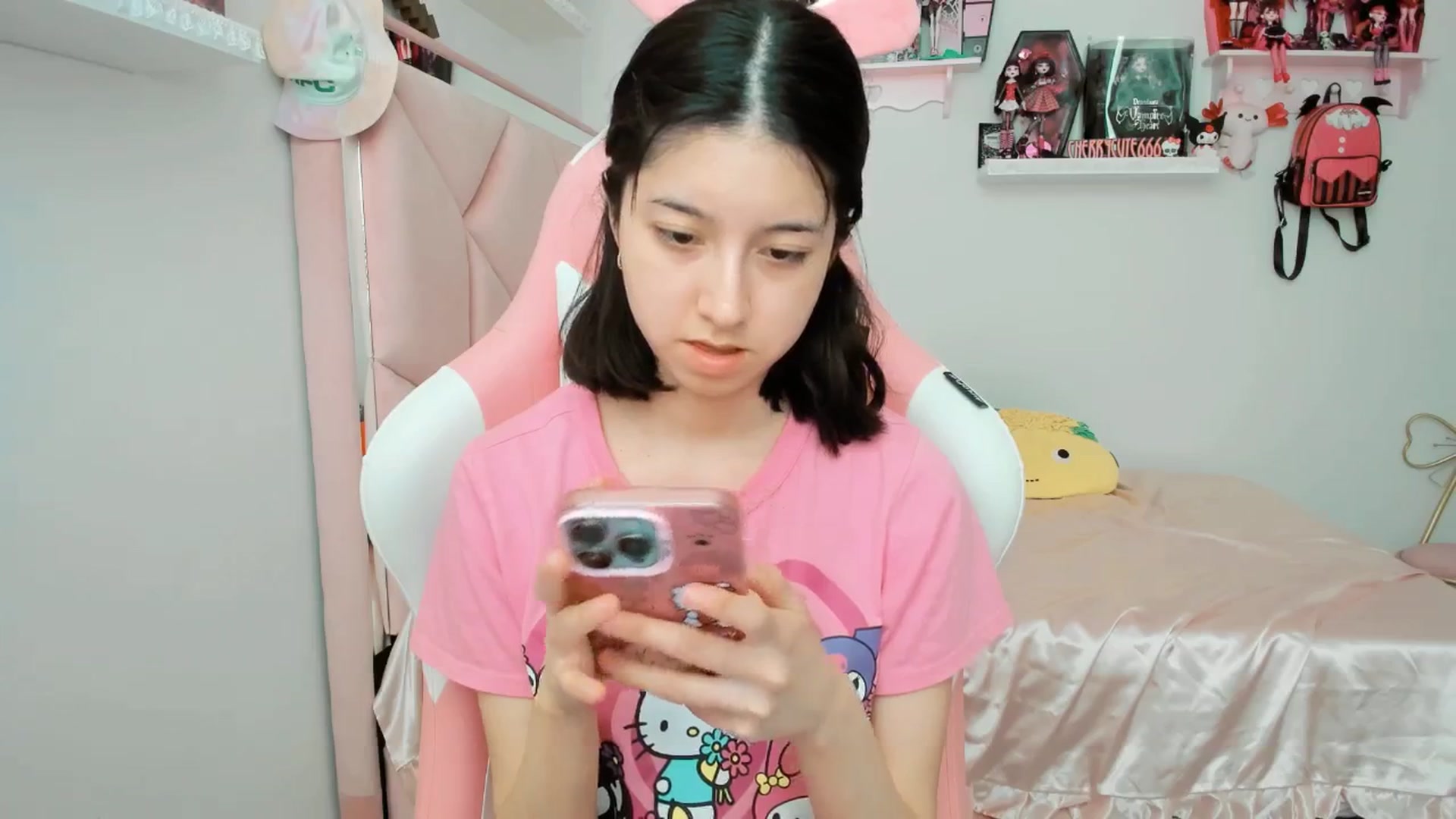 Gallery image thumbnail from Cherrycute666's myfreecams stream on, 03/31/2025, 22:32 image 15 of 20