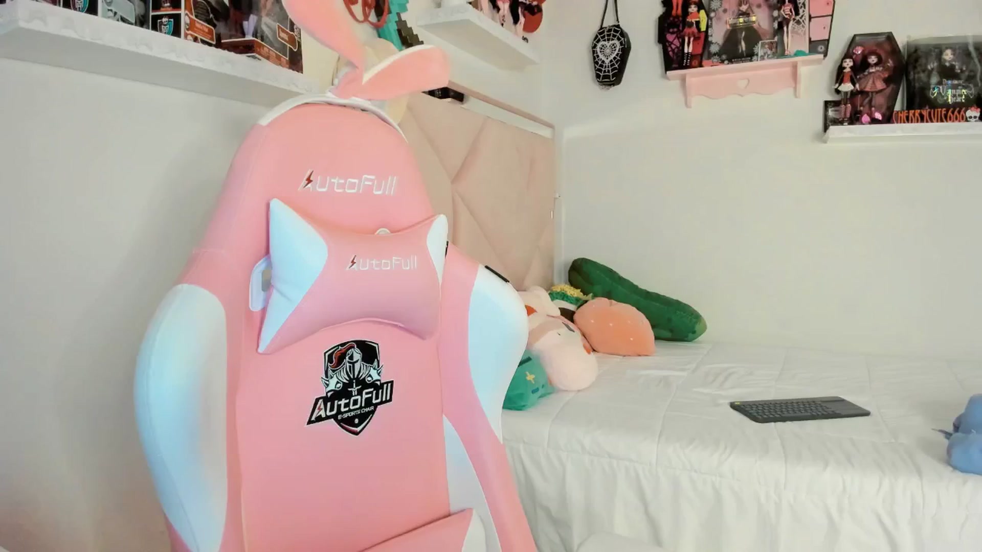 Gallery image thumbnail from Cherrycute666's myfreecams stream on, 04/01/2025, 04:06 image 16 of 20