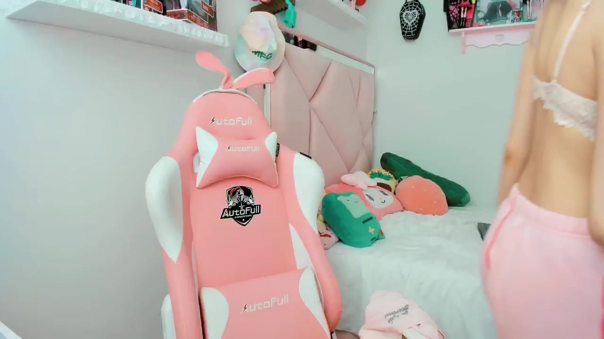 Gallery image thumbnail from Cherrycute666's myfreecams stream on, 04/02/2025, 19:03 image 6 of 20